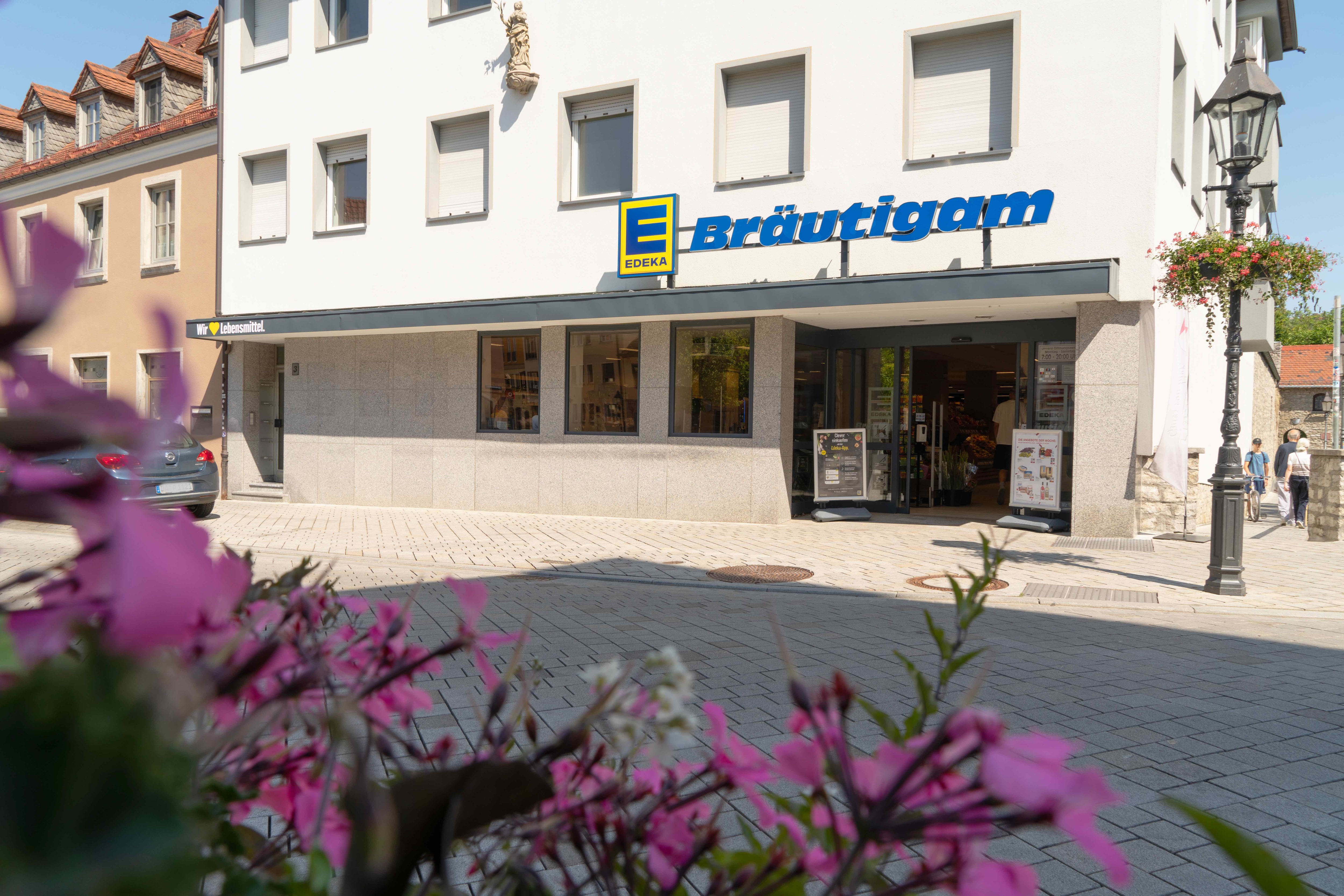 Die Aussenansicht eines Edekas in einer Innenstadt.