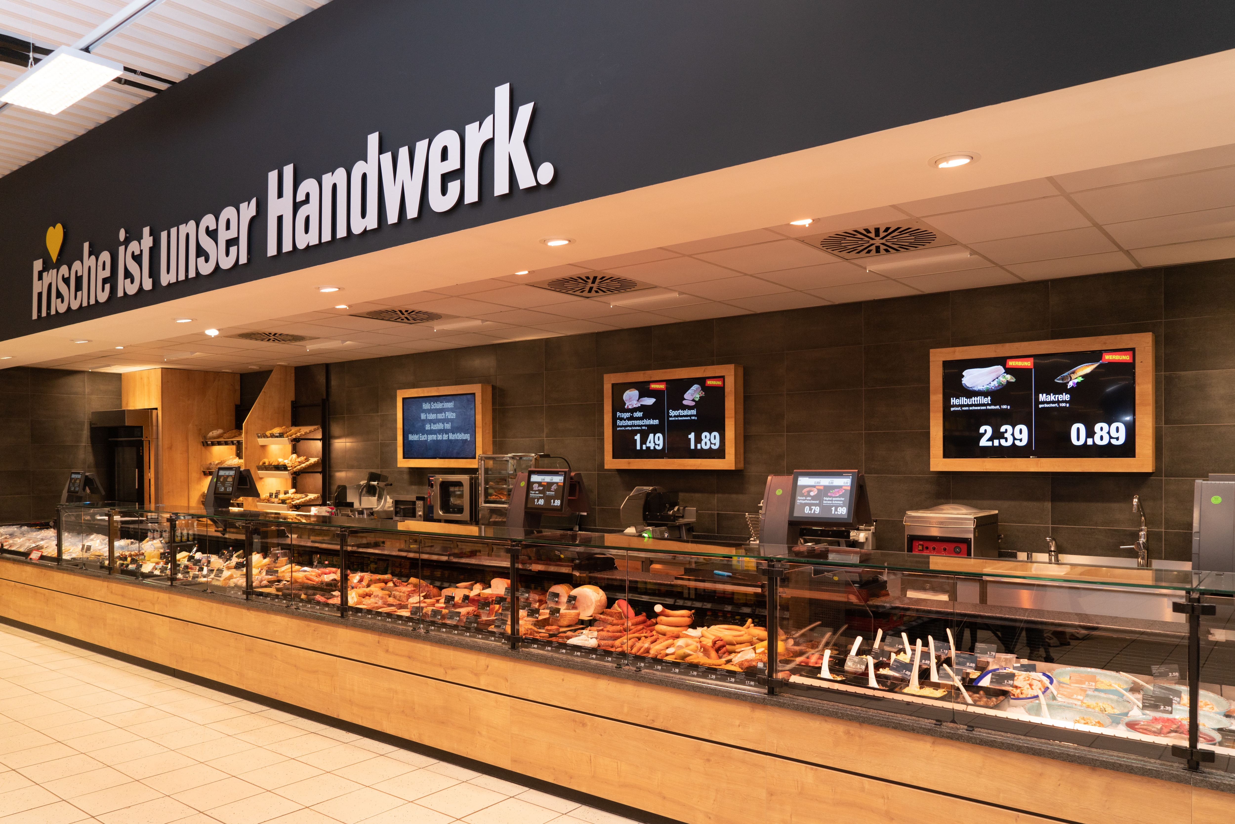 Die Bedientheke eines Edeka-Marktes in der Totalen.