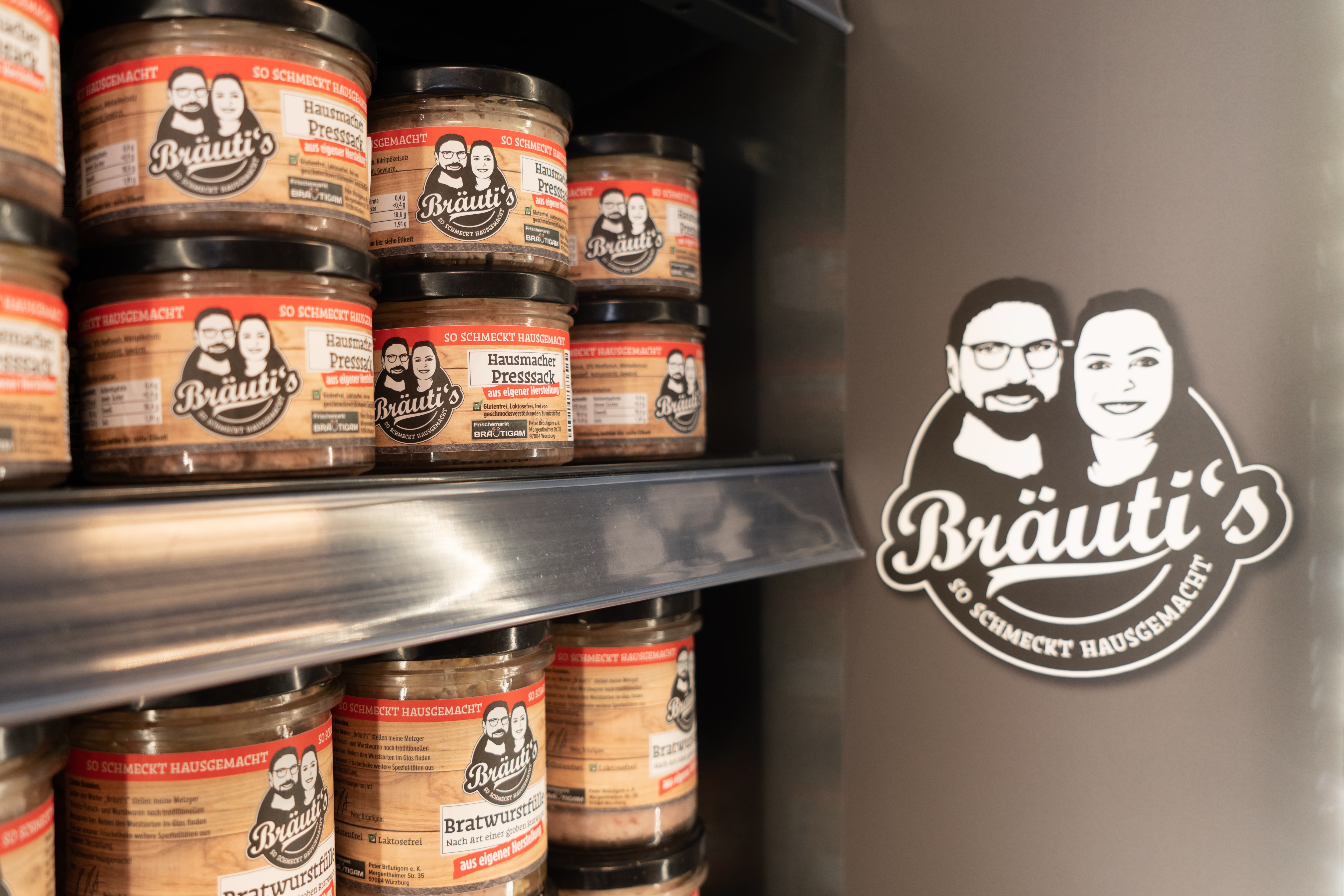 Regal mit verschiedenen Fleischprodukten aus eigener Herstellung in Gläsern.