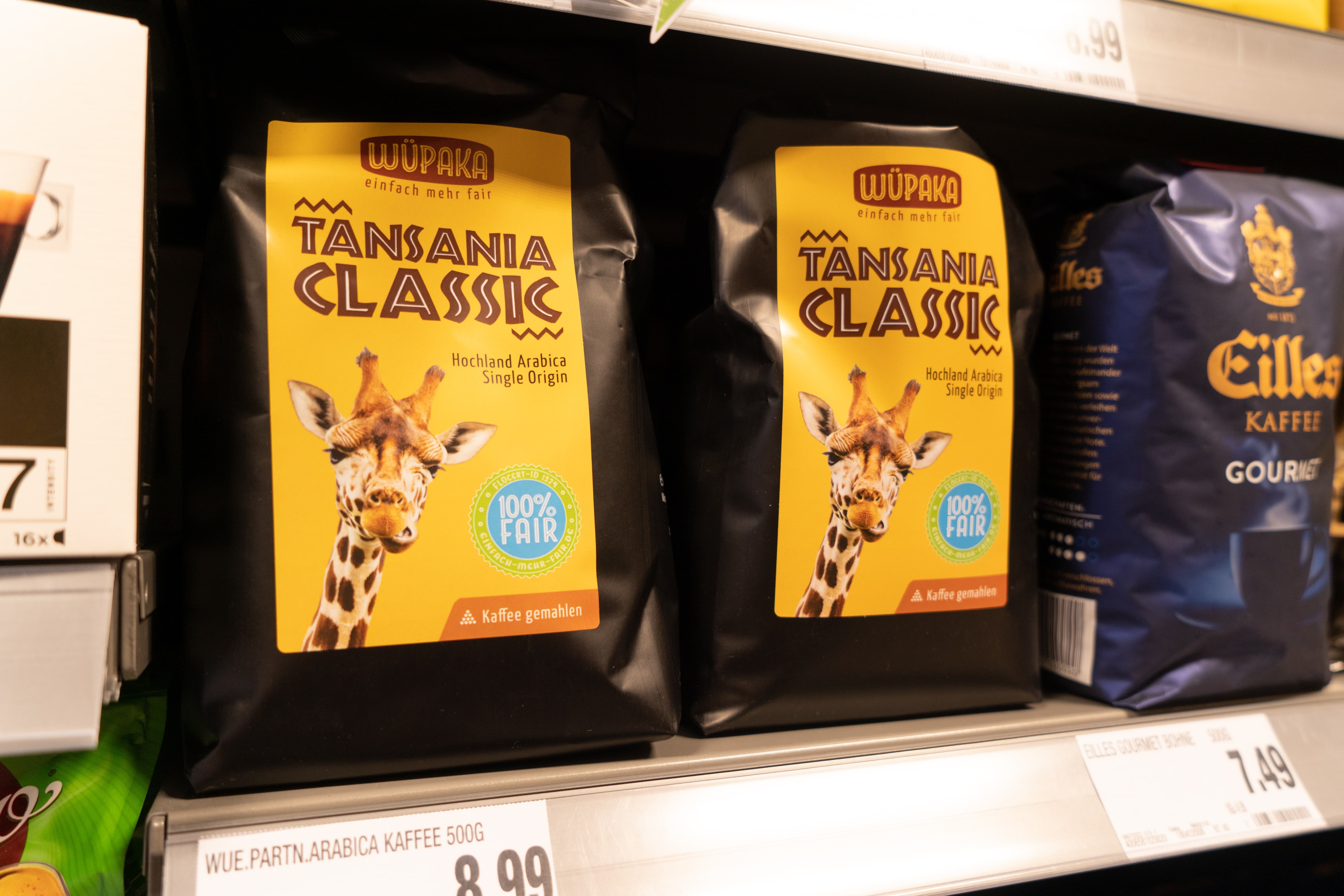 Drei Tüten Filterkaffee in einem Supermarktregal.