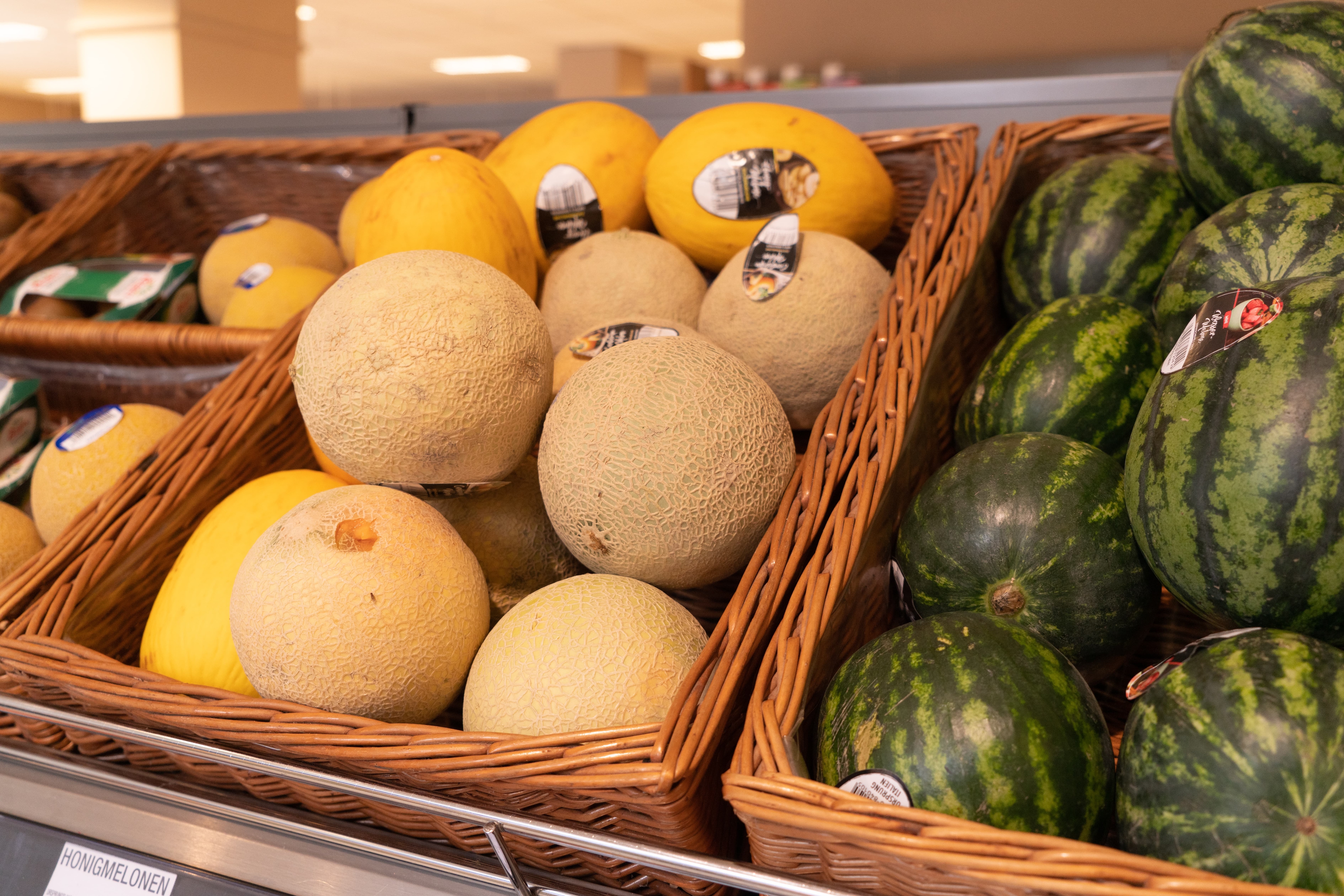 Körbe gefüllt mit verschiedenen Sorten von Melonen.