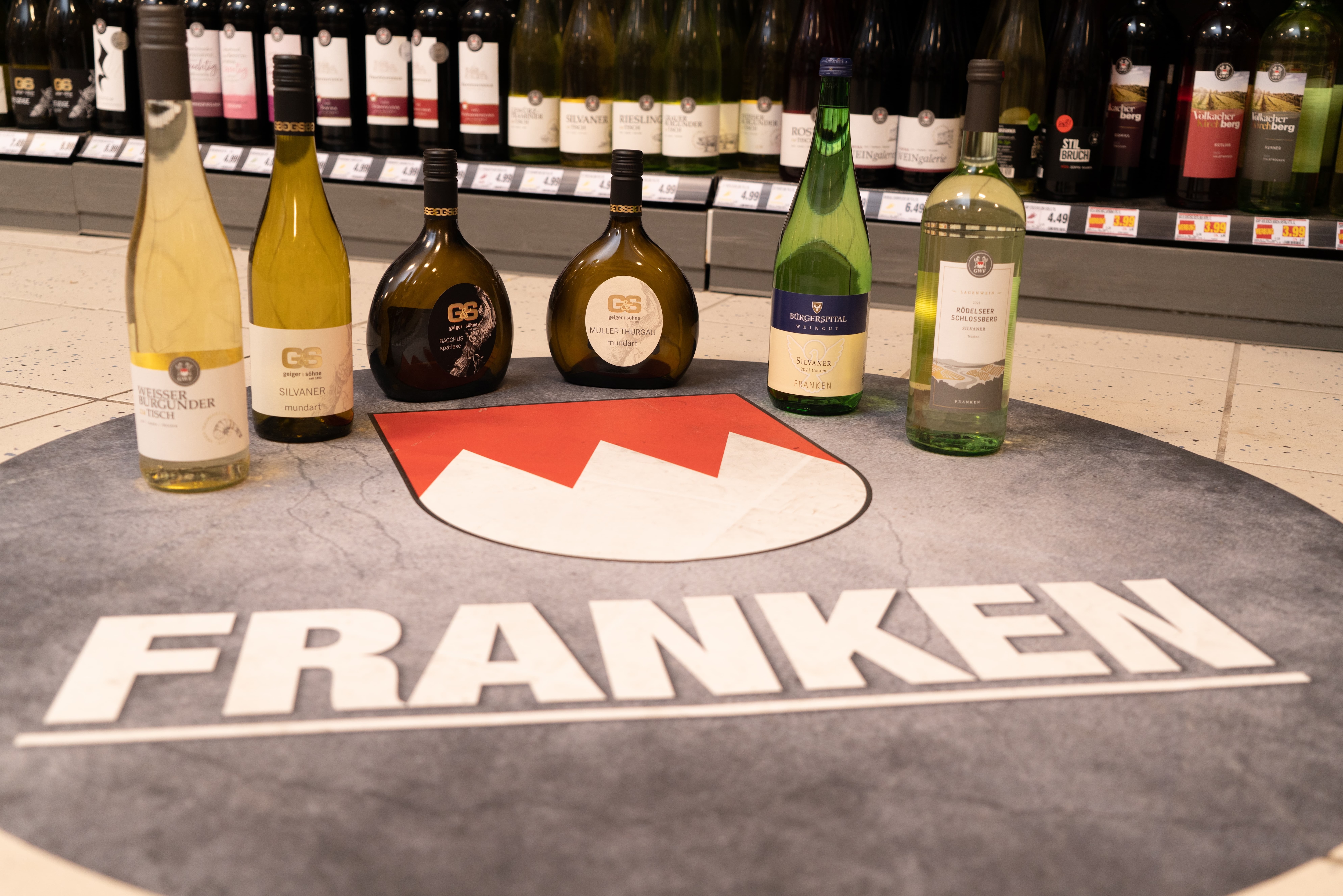 Verschiedene Sorten Wein aus Franken.