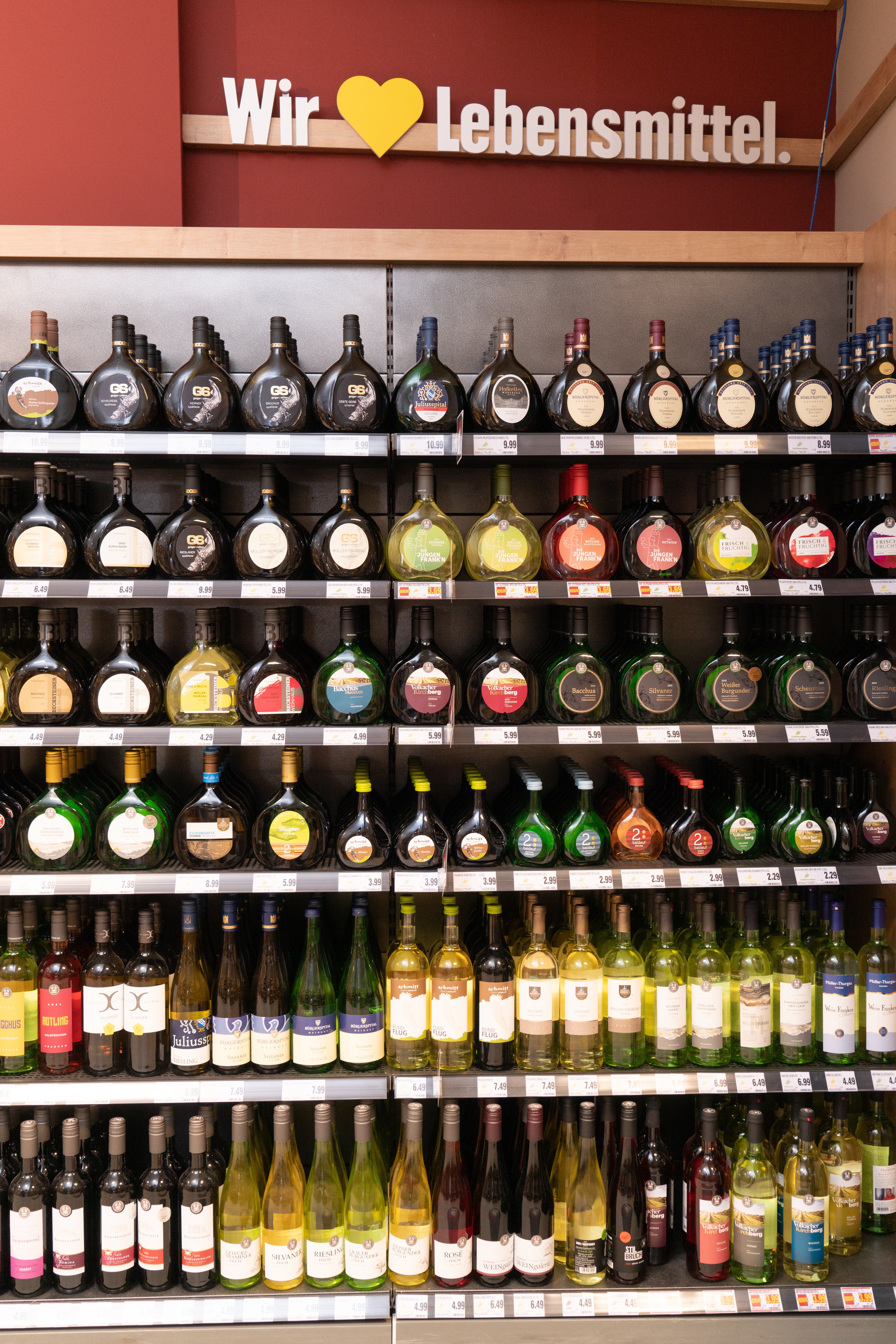 Ein Regal mit regionalen Weinsorten in einem Edeka-Markt.