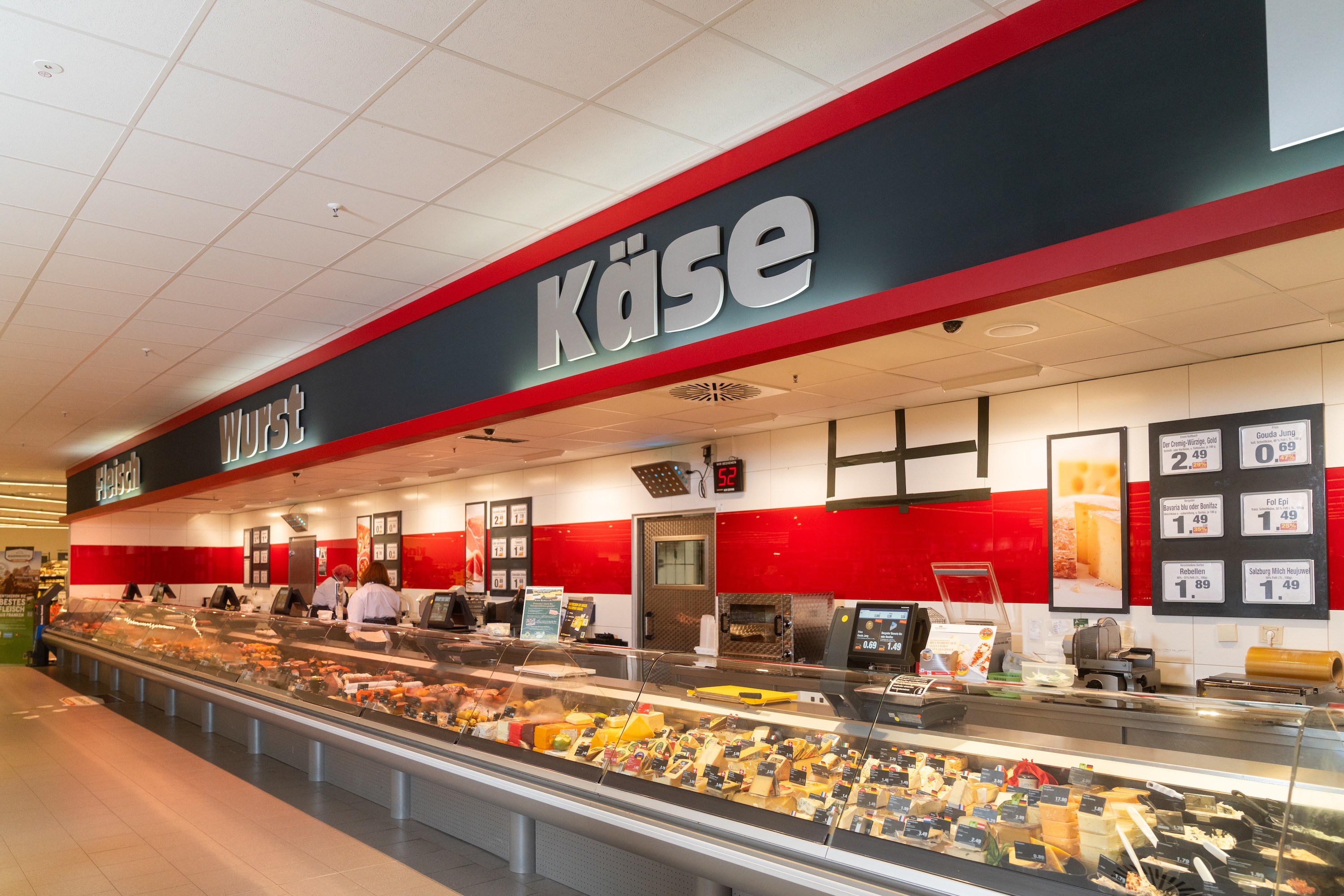 Theke für Fleisch, Wurst und Käse in einem Supermarkt.