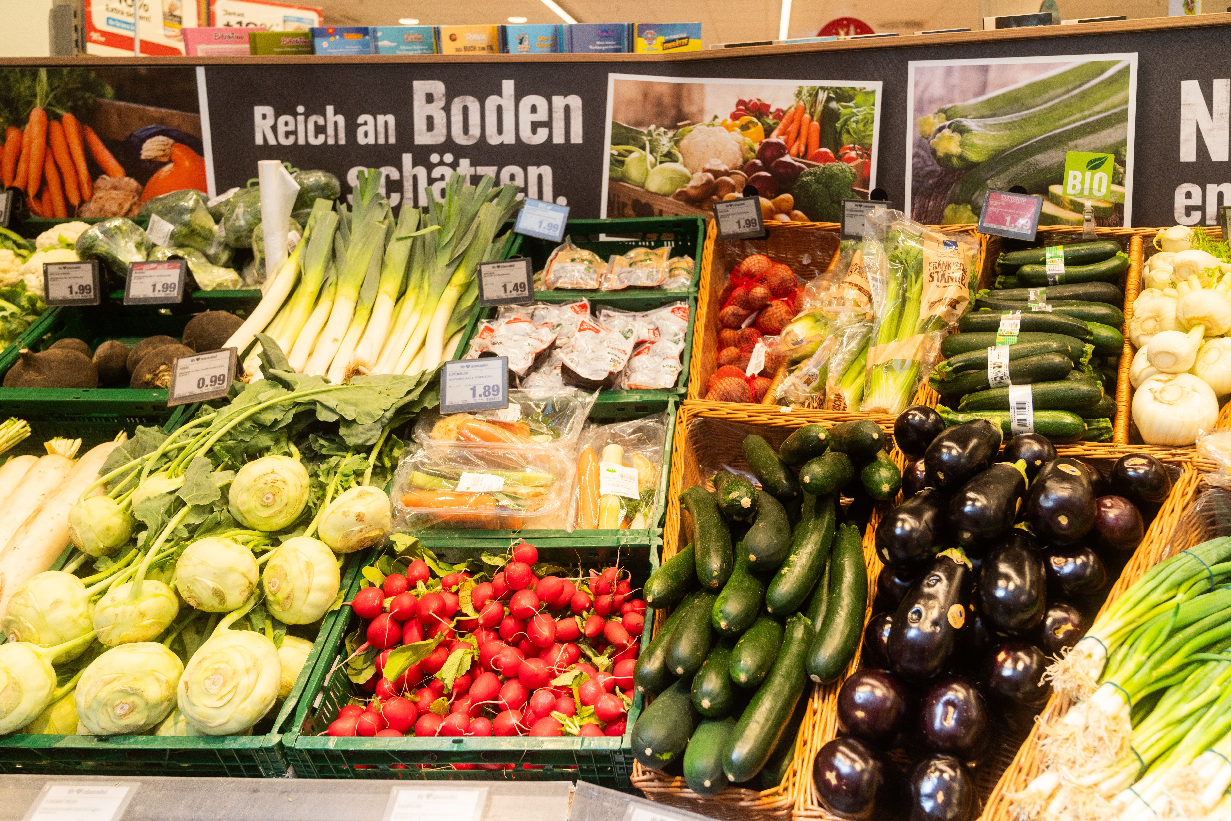 Gemüseregal mit Lauch, Kohlrabi, Radieschen, Zucchini, Auberginen und mehr.