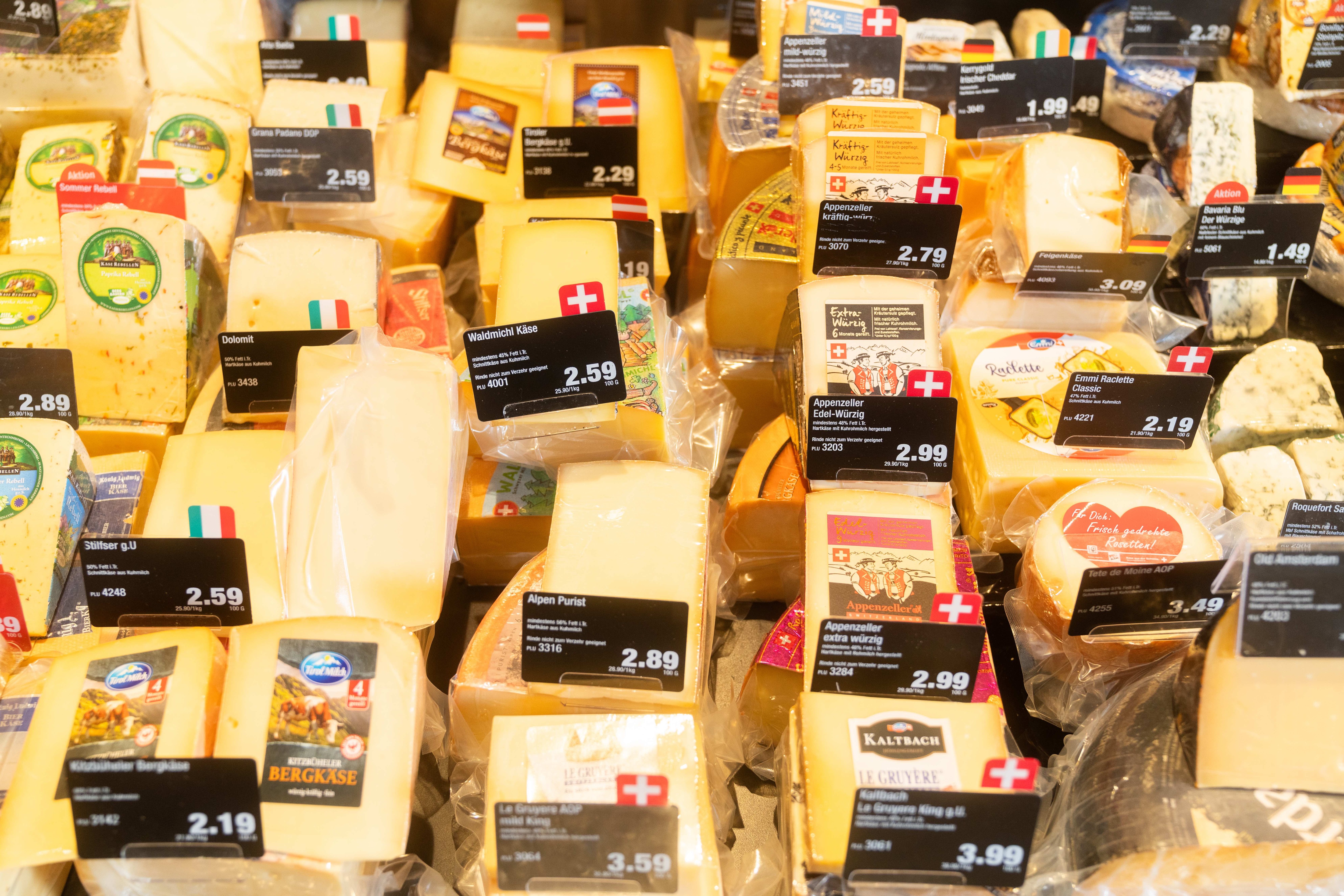Käsetheke mit verschiedenen Käsesorten aus unterschiedlichen Ländern.