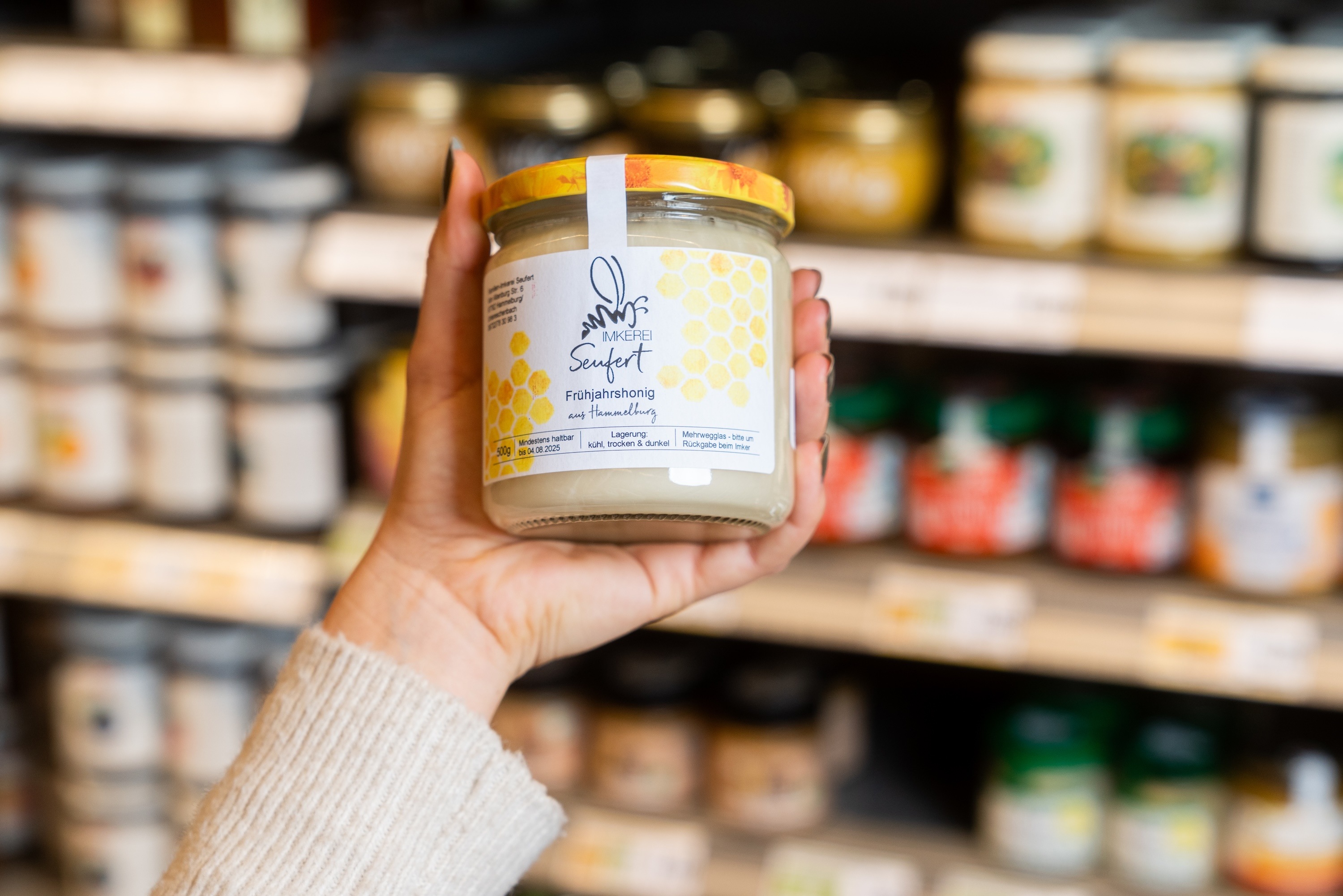 Ein Glas Honig von der Imkerei Seufert aus Hammelburg.