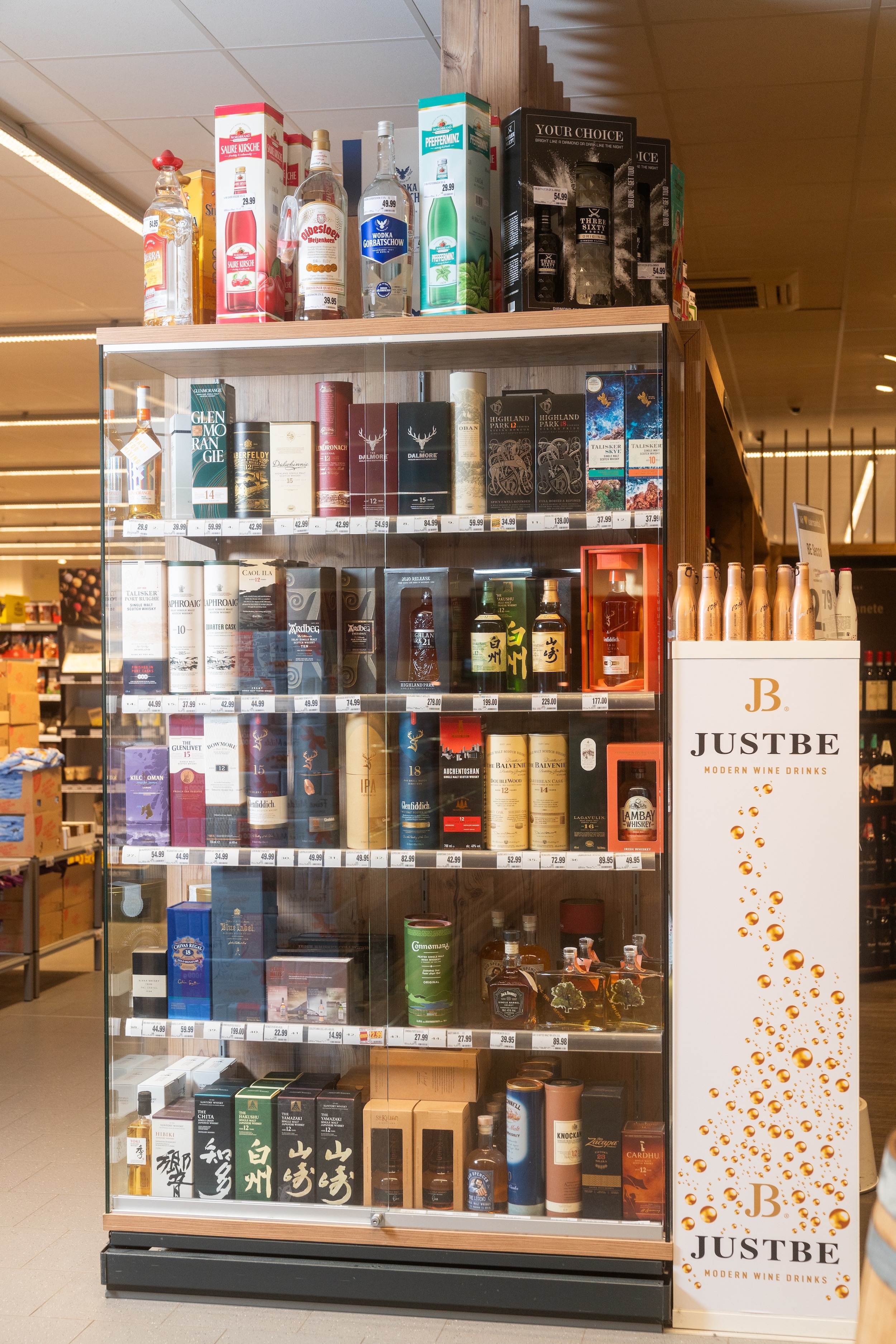 Verschlossene Glasvitrine mit Spirituosen.