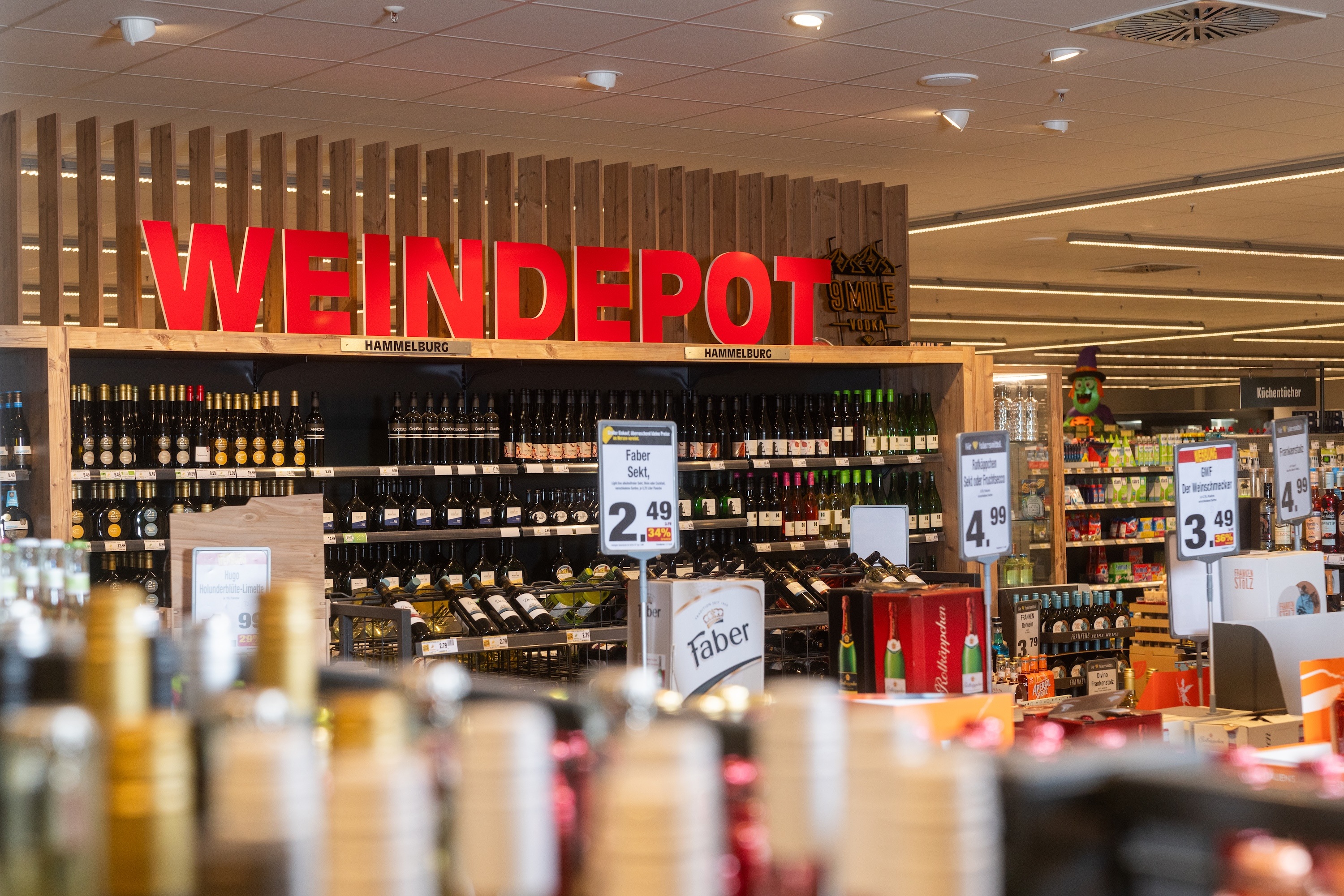 Langes Weinregal mit Schriftzug Weindepot in rot.