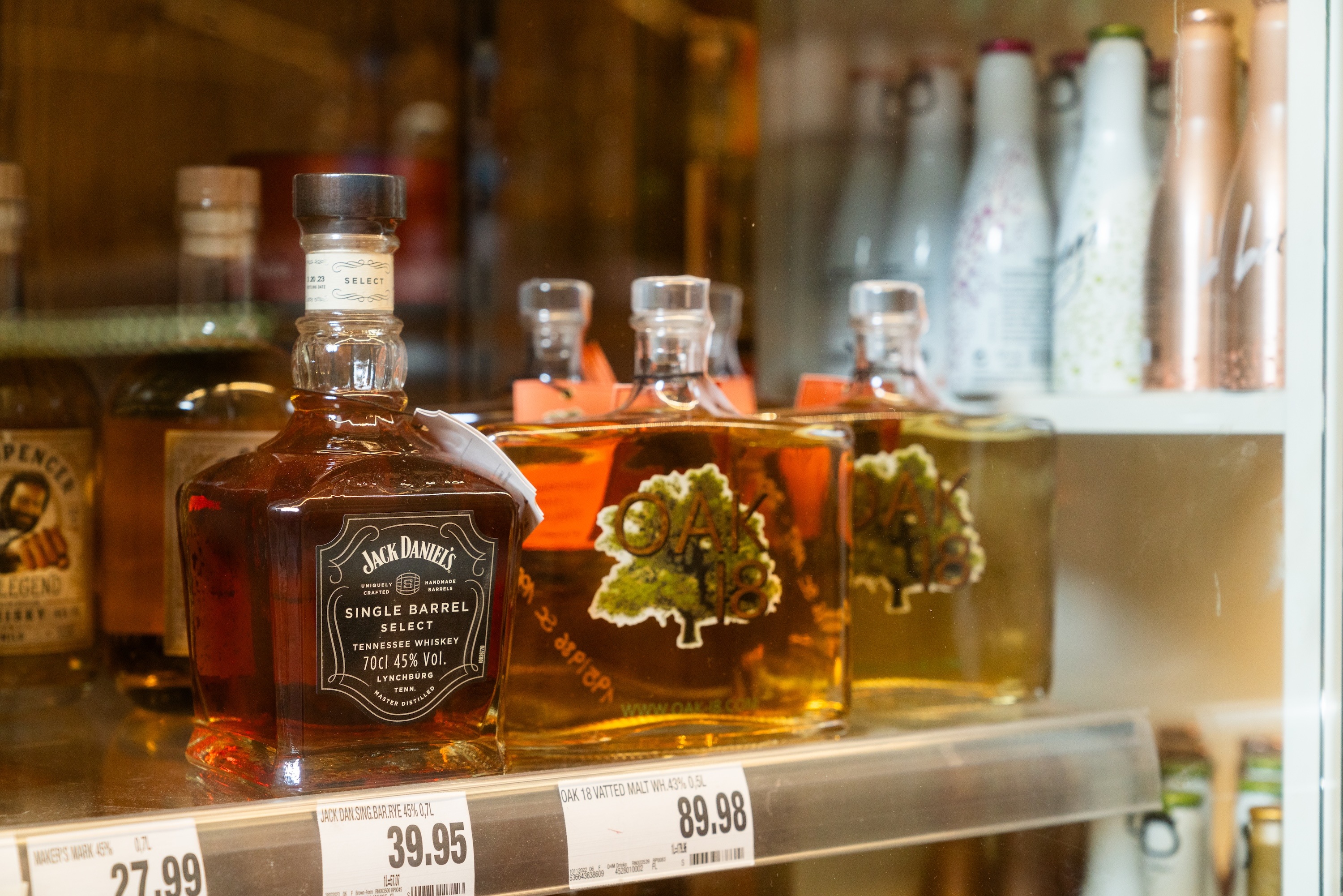 Zwei Flaschen Whiskey in einem Regal.