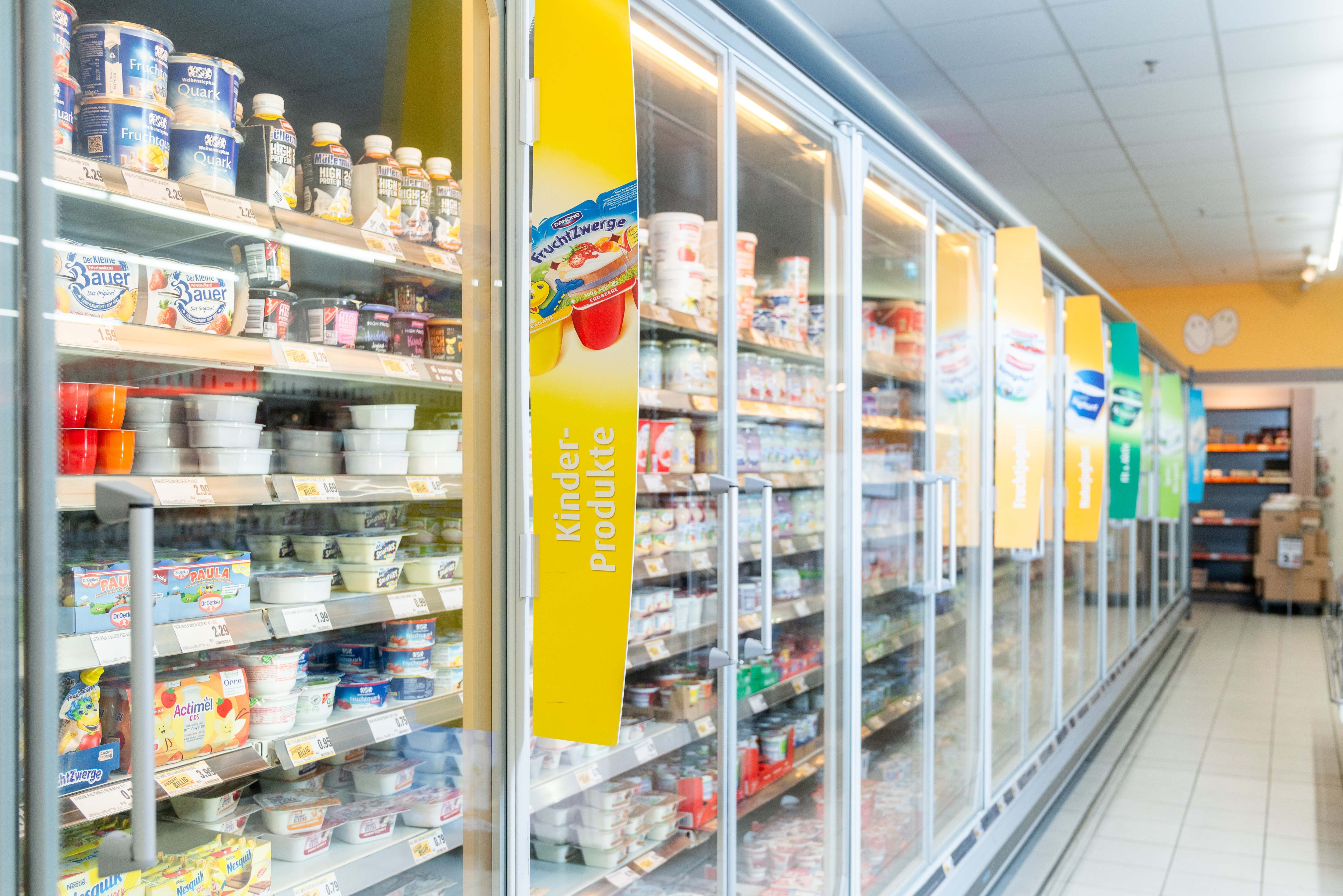 Kühlschränke mit Molkereiprodukten.