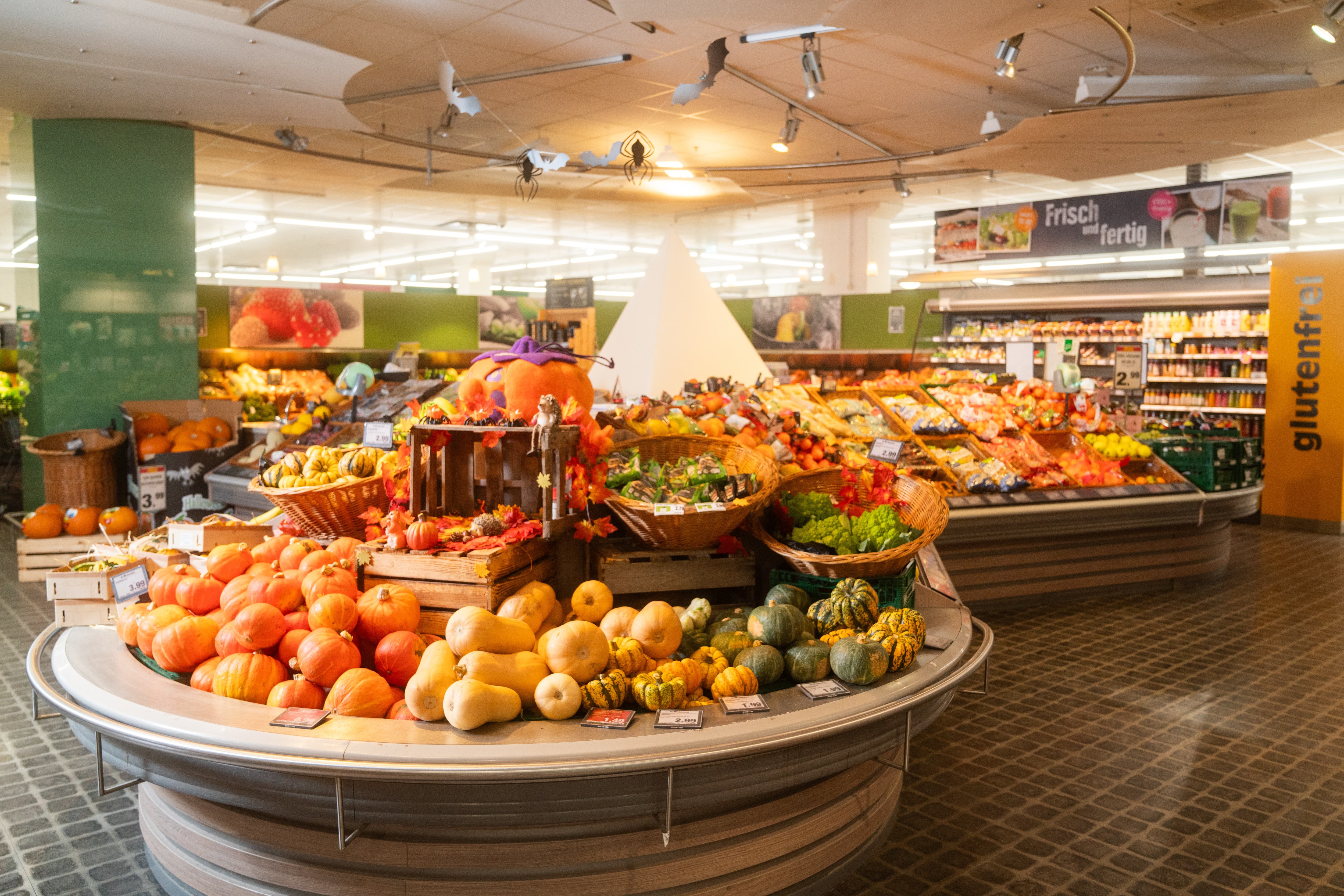 Obst- und Gemüseabteilung mit einem Rondell für Kürbisse.