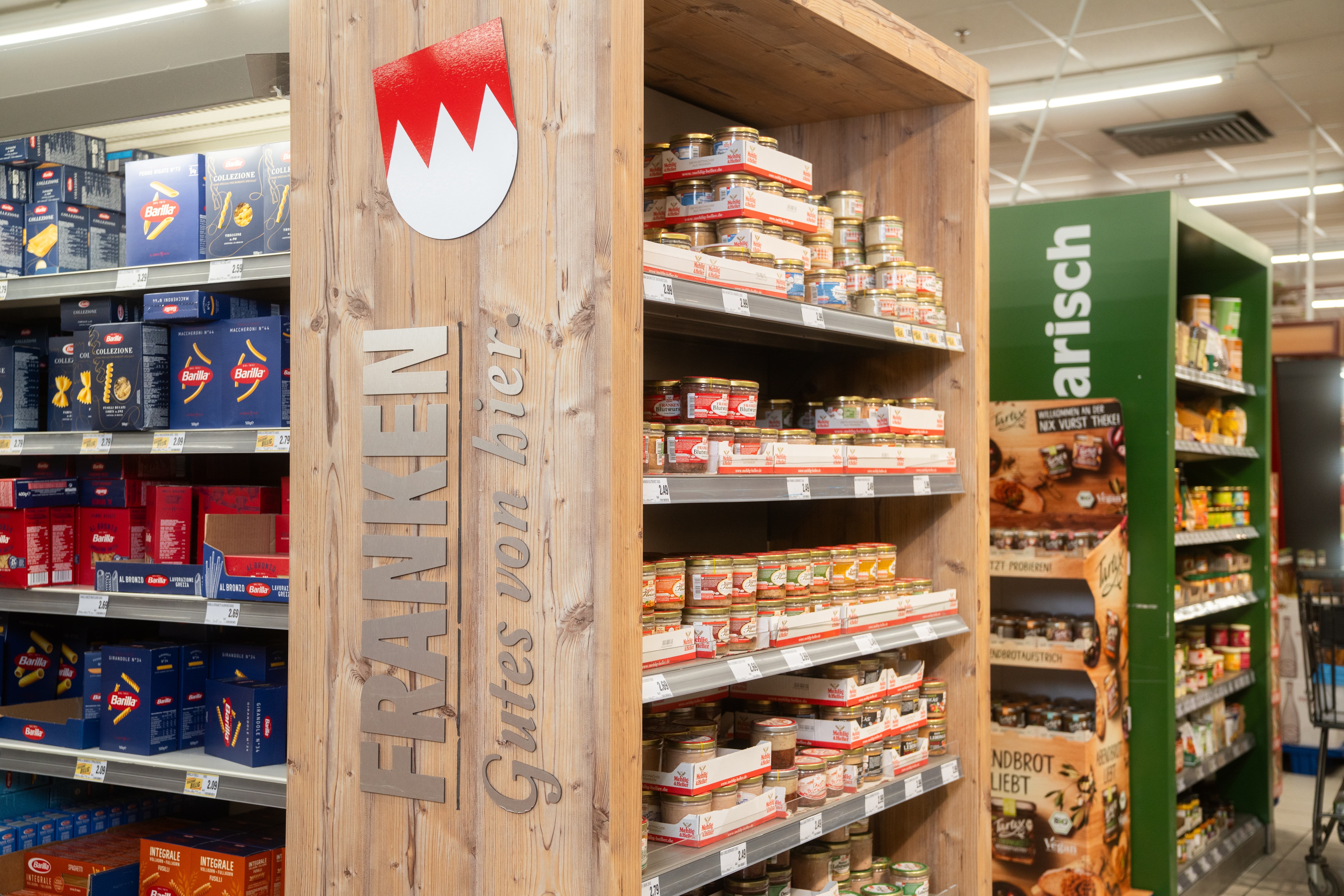 An einem Holzregal neben den Nudeln steht „Franken. Gutes von hier."