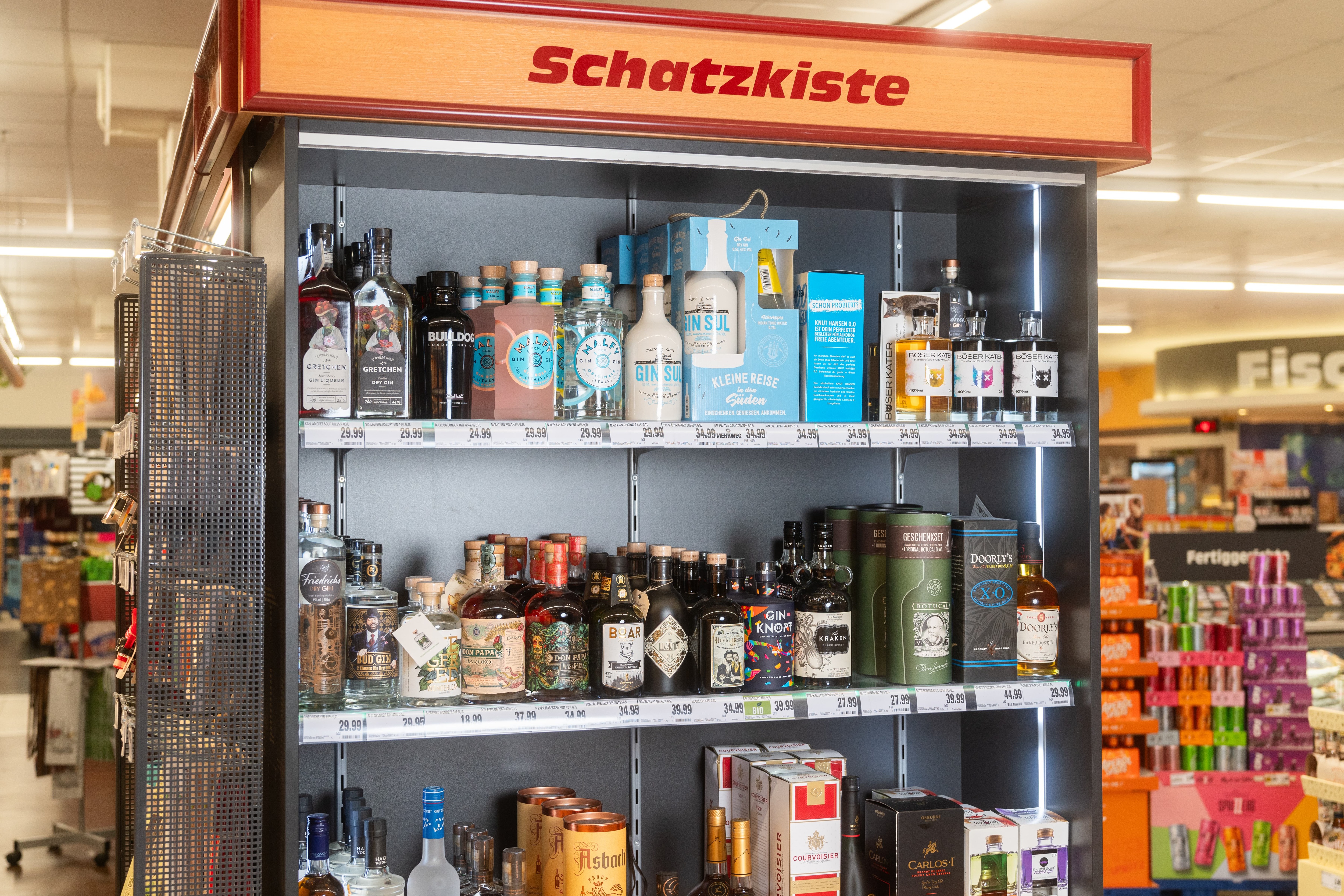 Über einem Regal mit Spirituosen steht „Schatzkiste".