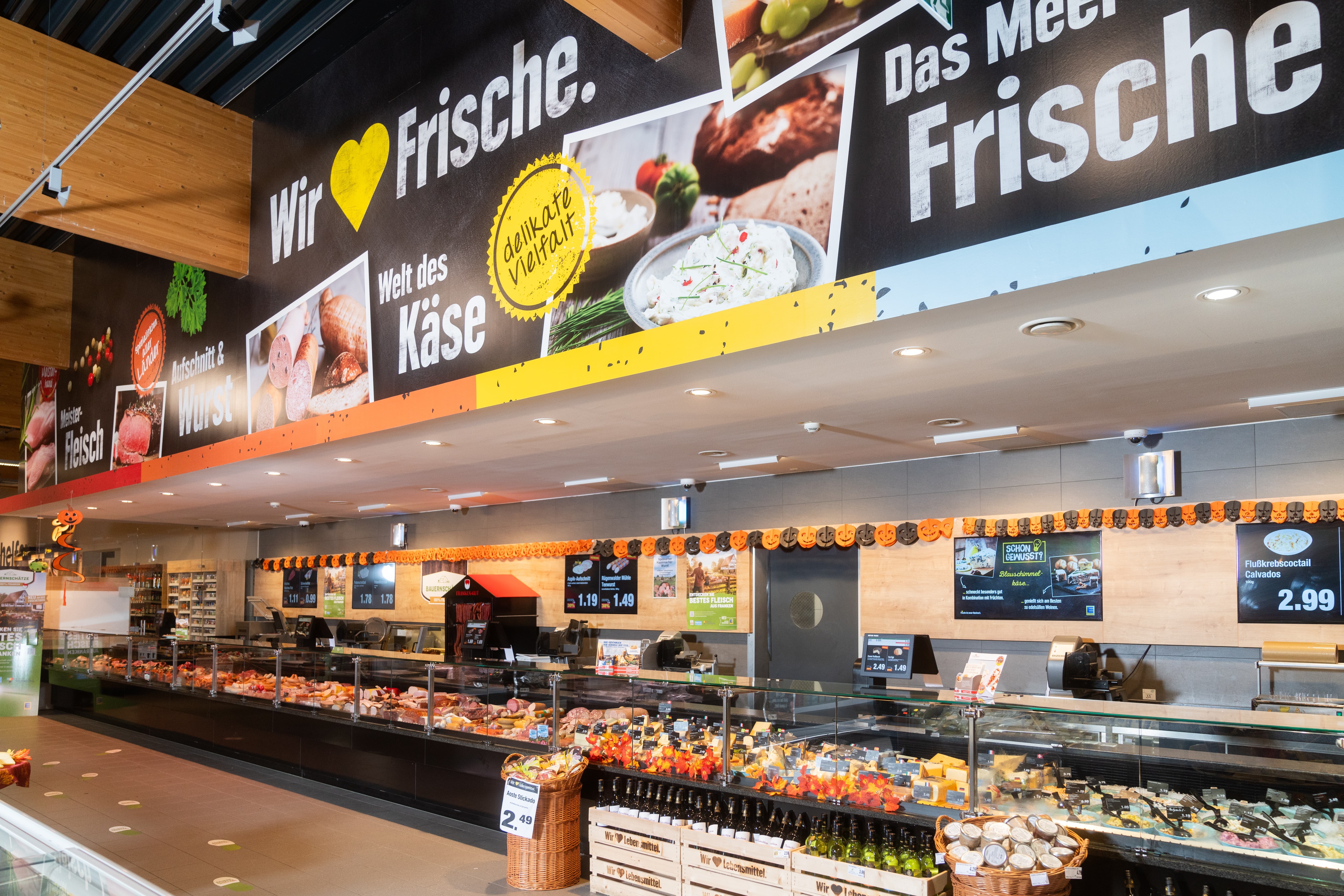 Frischetheke in einem EDEKA-Markt mit Fisch und Fleisch.