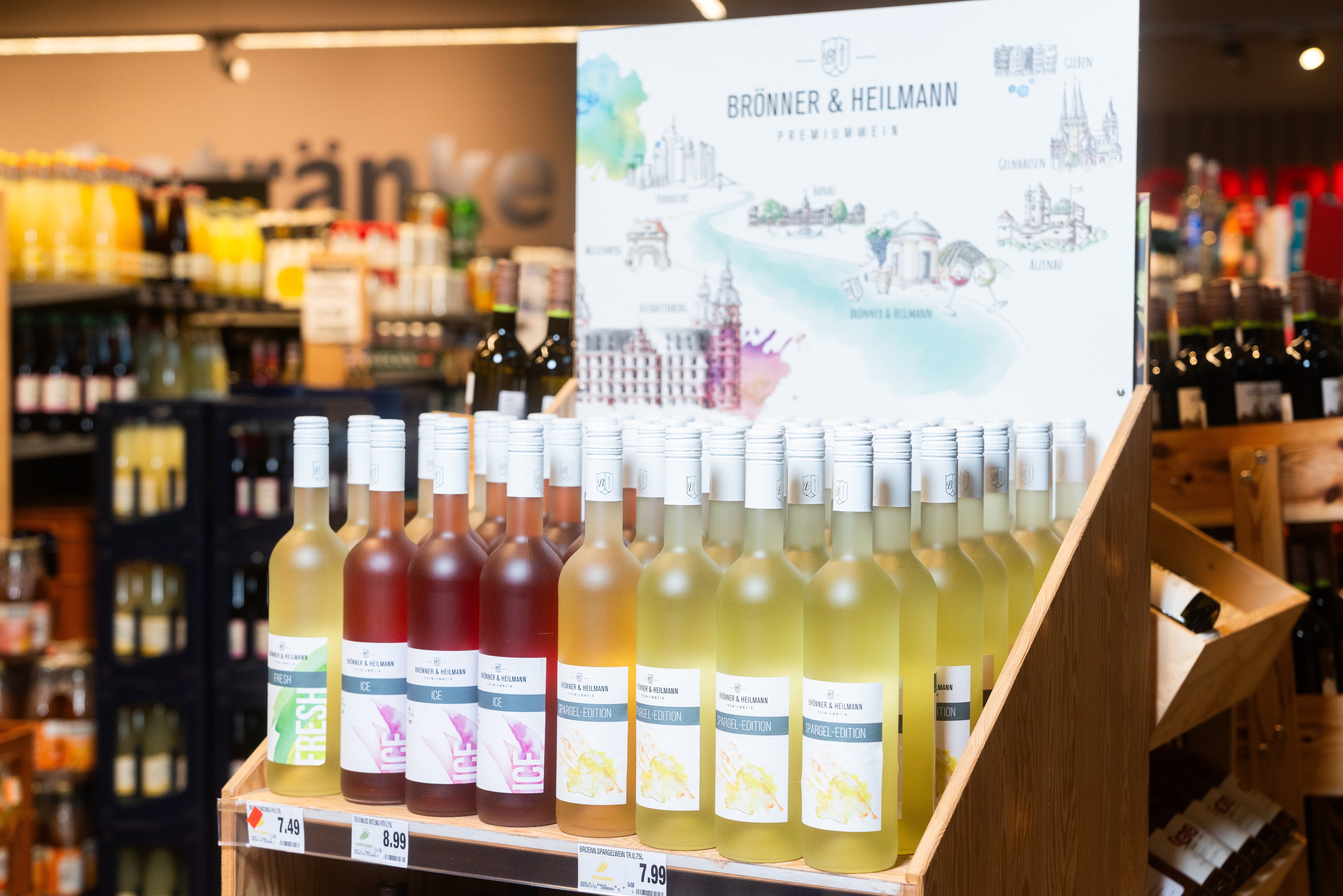 Aufsteller von Brönner & Heilmann mit weißen und roten Weinflaschen.