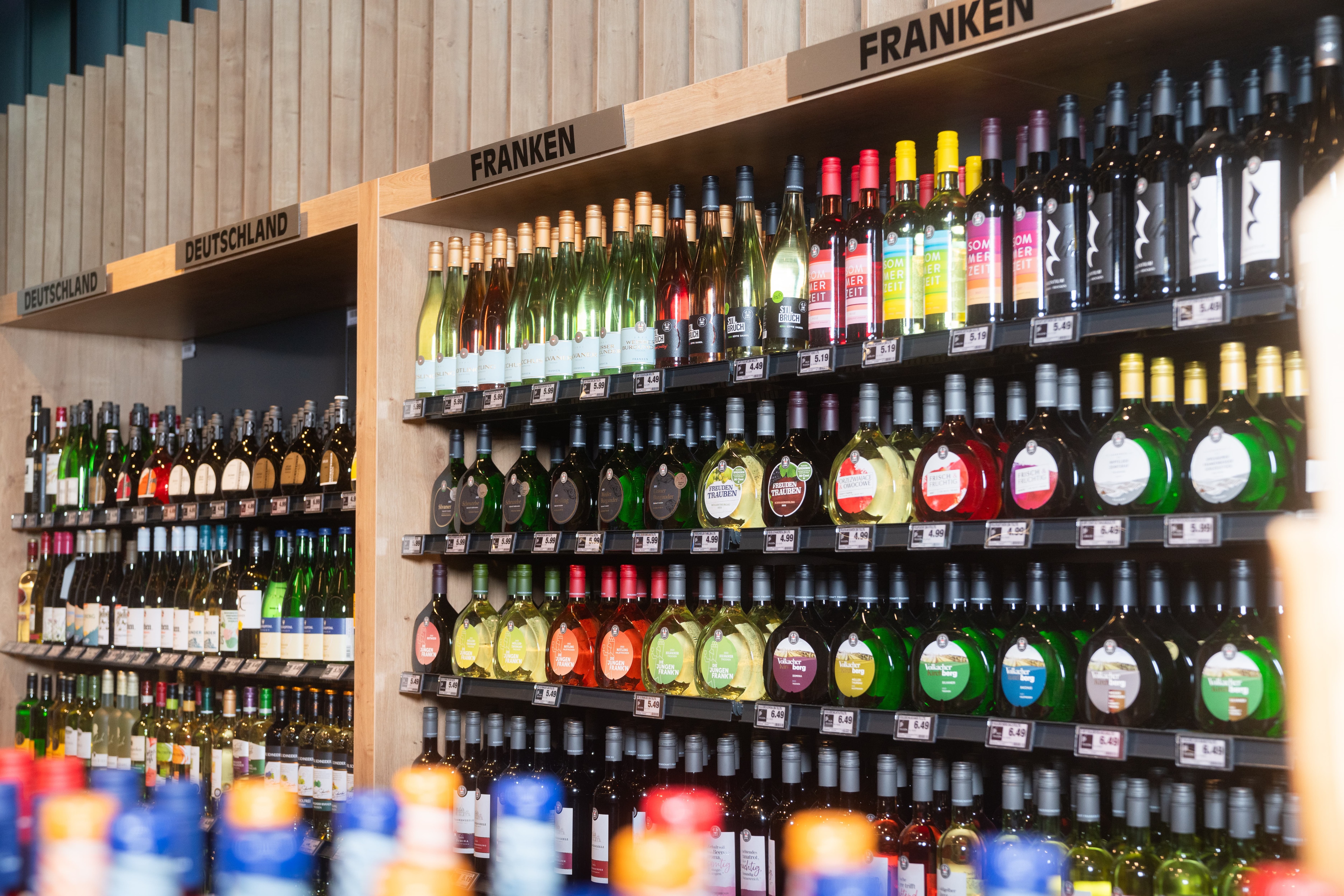 Weinregal mit der Aufschrift Franken.