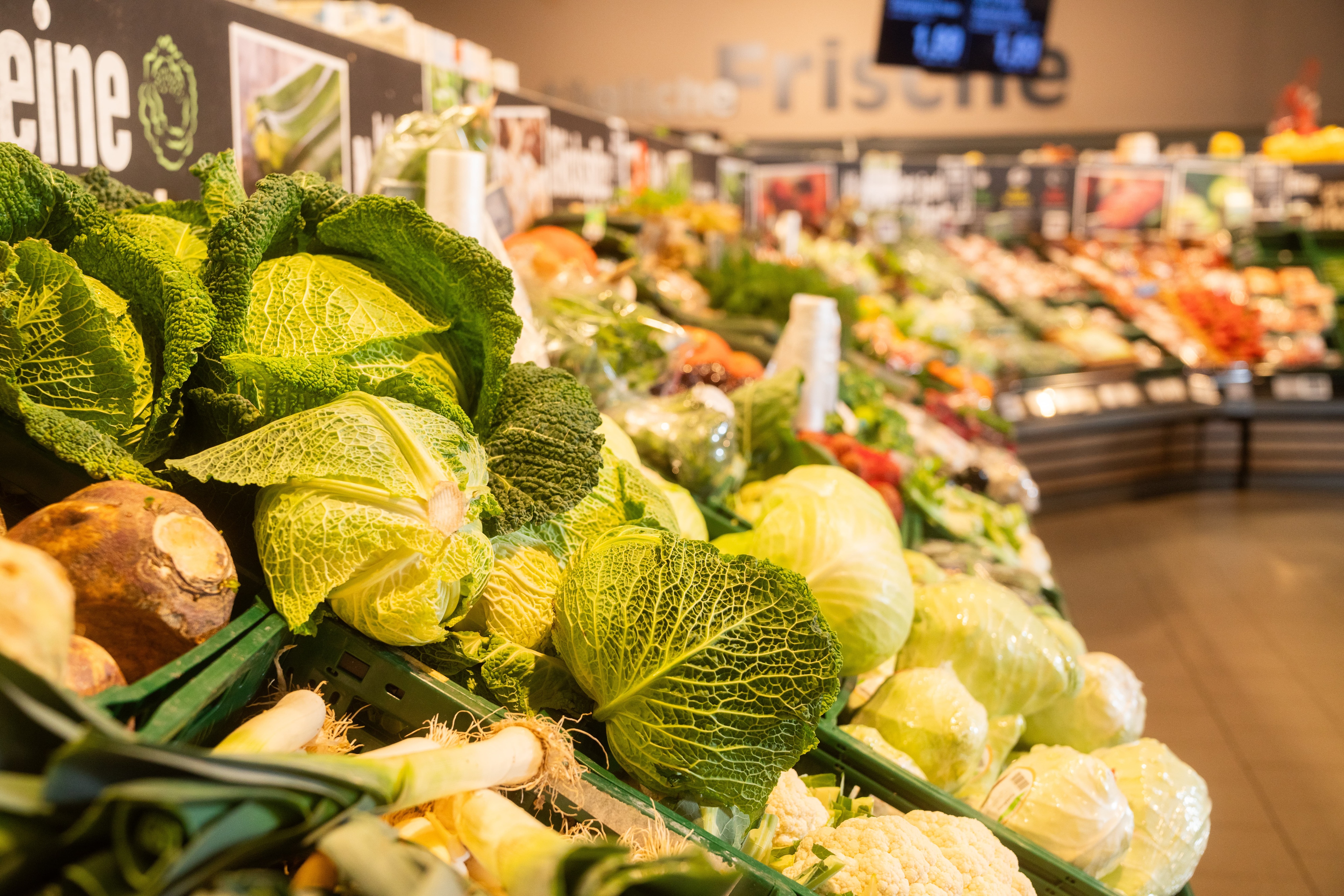 Gemüseabteilung mit grünem Wirsing im Fokus.