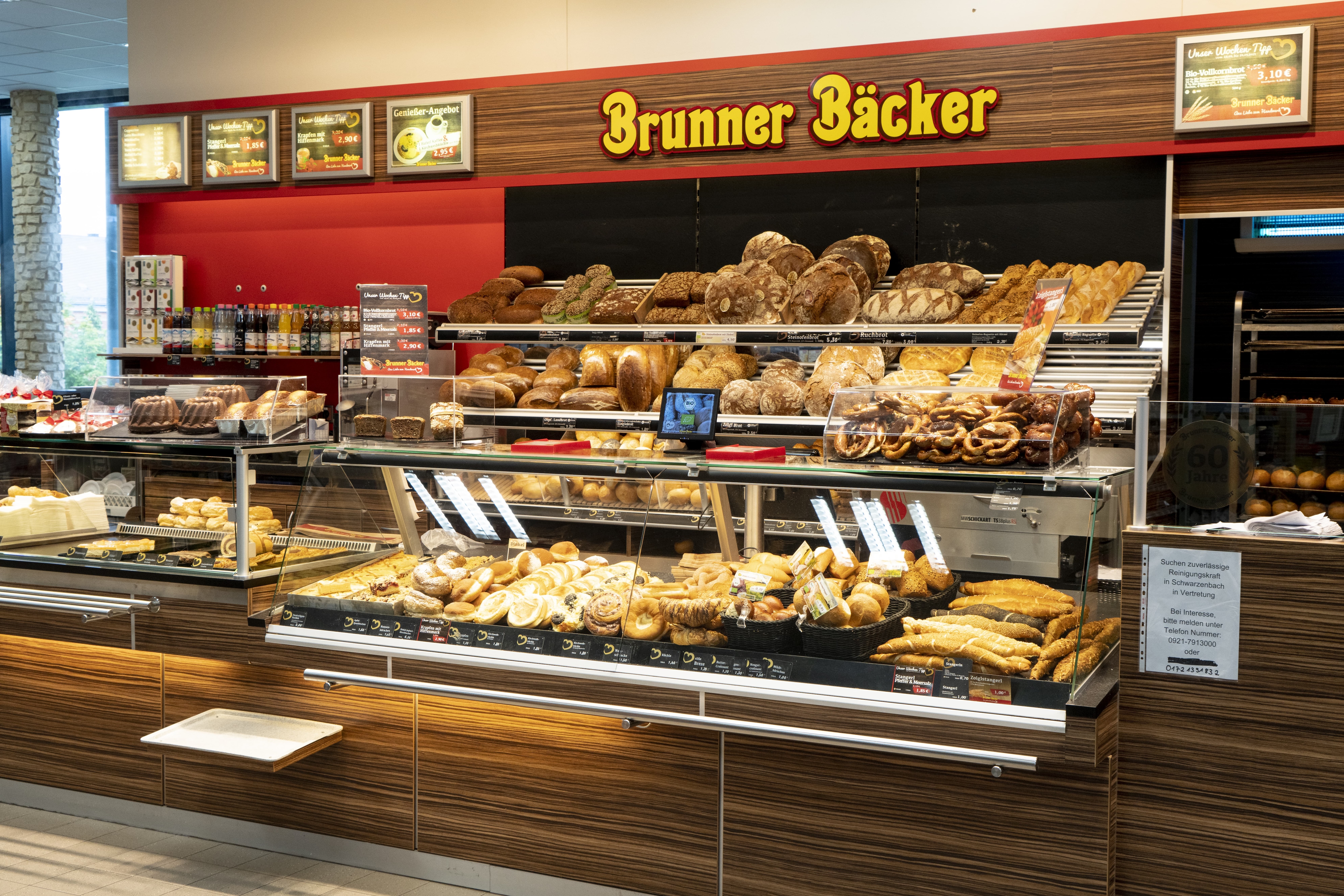 Die Bäckerei in diesem EDEKA-Markt, betitelt mit „Brunner Bäcker“ und verschiedenen Backwaren, belegt und unbelegt, in der Auslage.
