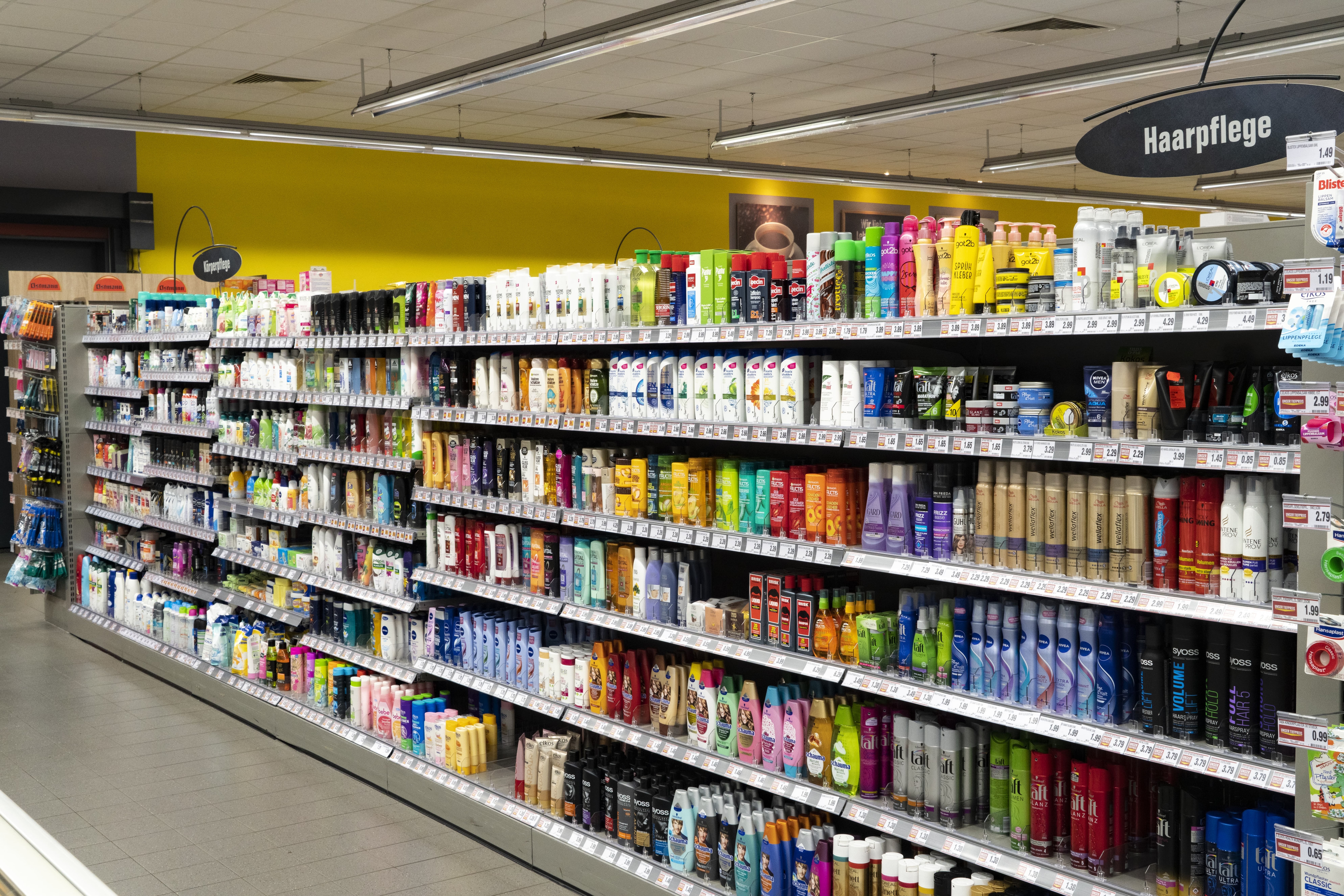 Die Drogerieabteilung eines EDEKA-Markts, mit unzähligen bunten Produkten.