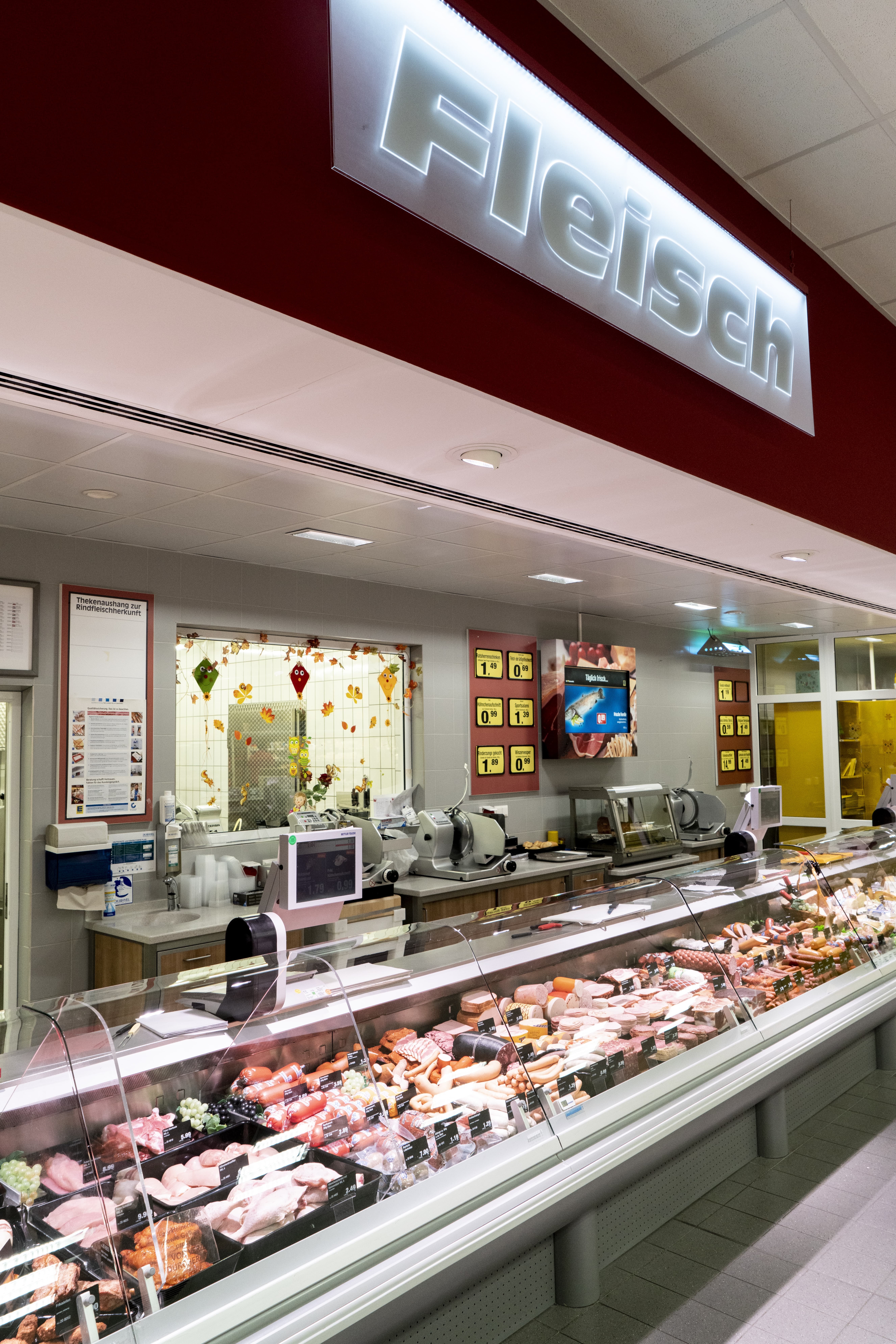 Die Fleischtheke eines EDEKA-Markts.