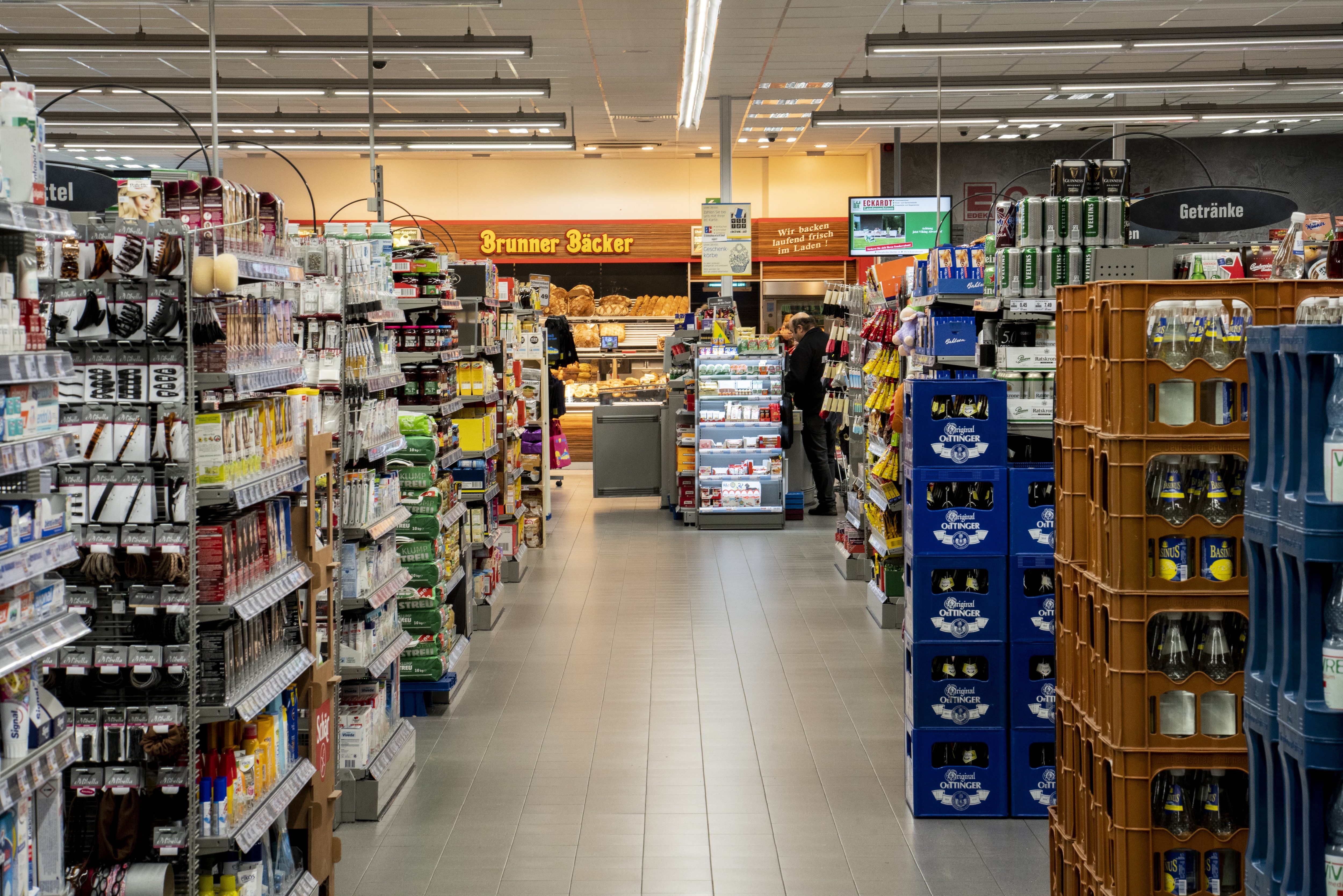 Ein Gang im EDEKA-Markt Cankurt. Links und rechts öffnen sich verschiedene Regale.