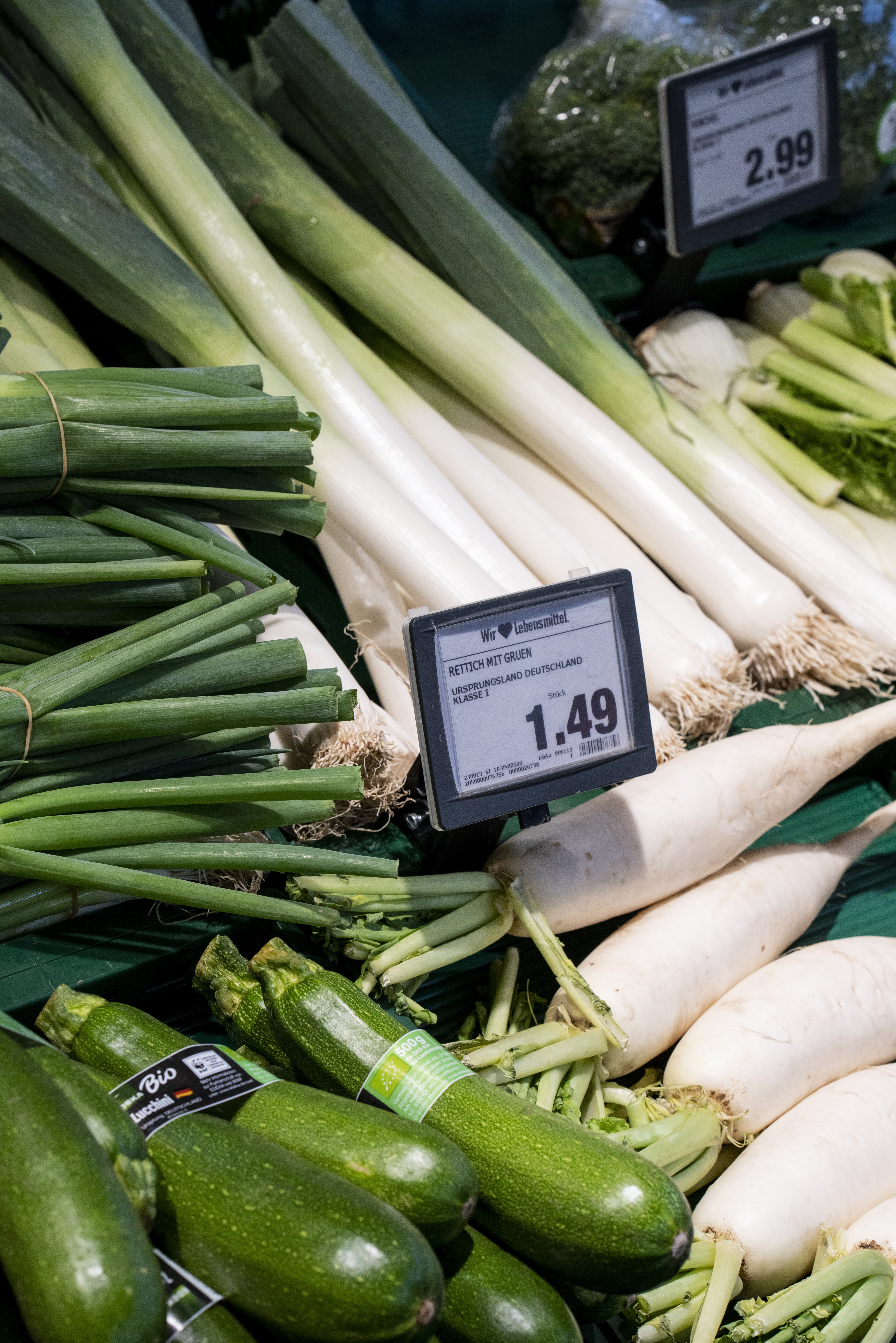 Close-Up verschiedener Gemüsesorten in einer Gemüseabteilung.