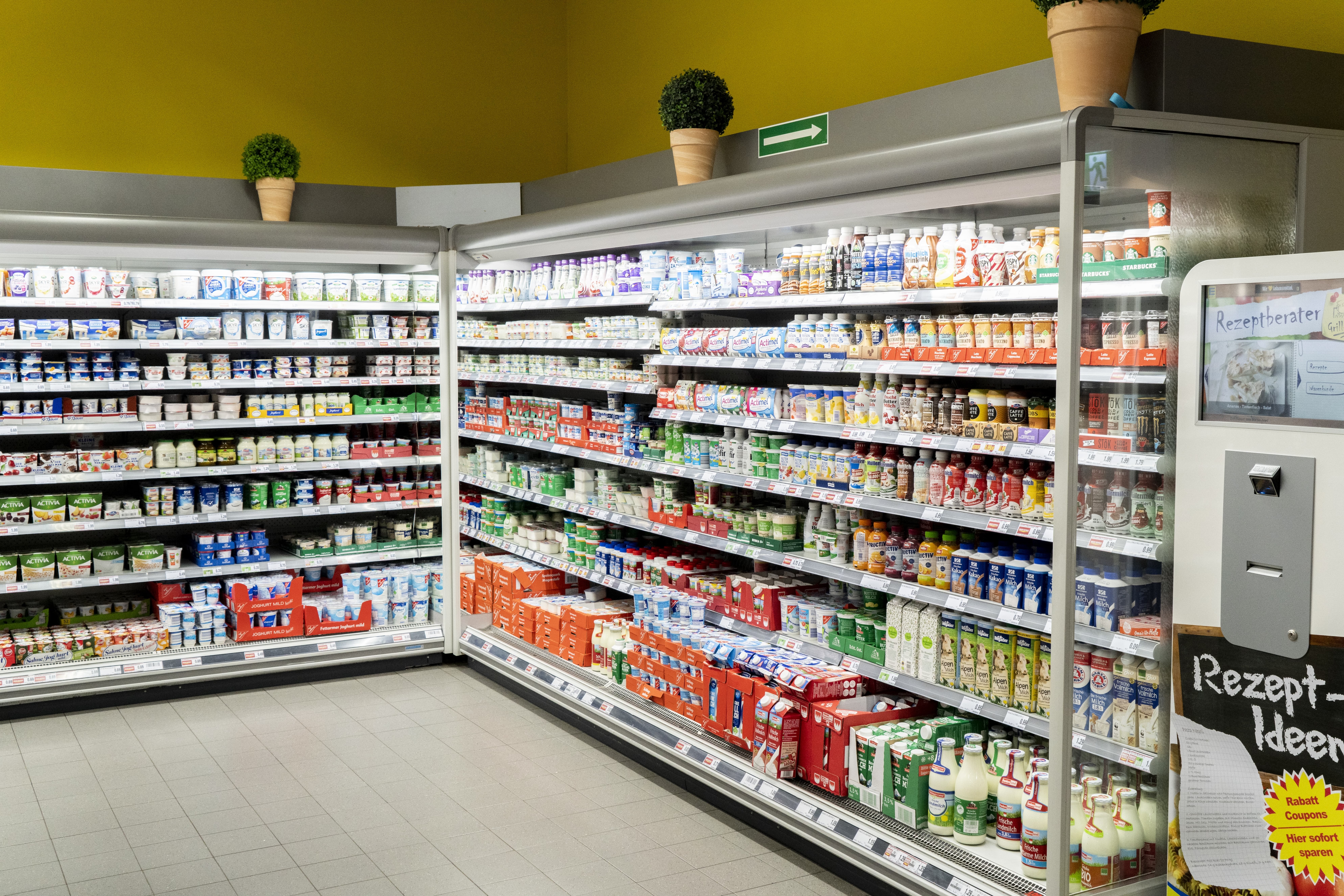 Kühlschränke mit Molkereiprodukten in einem EDEKA-Markt.