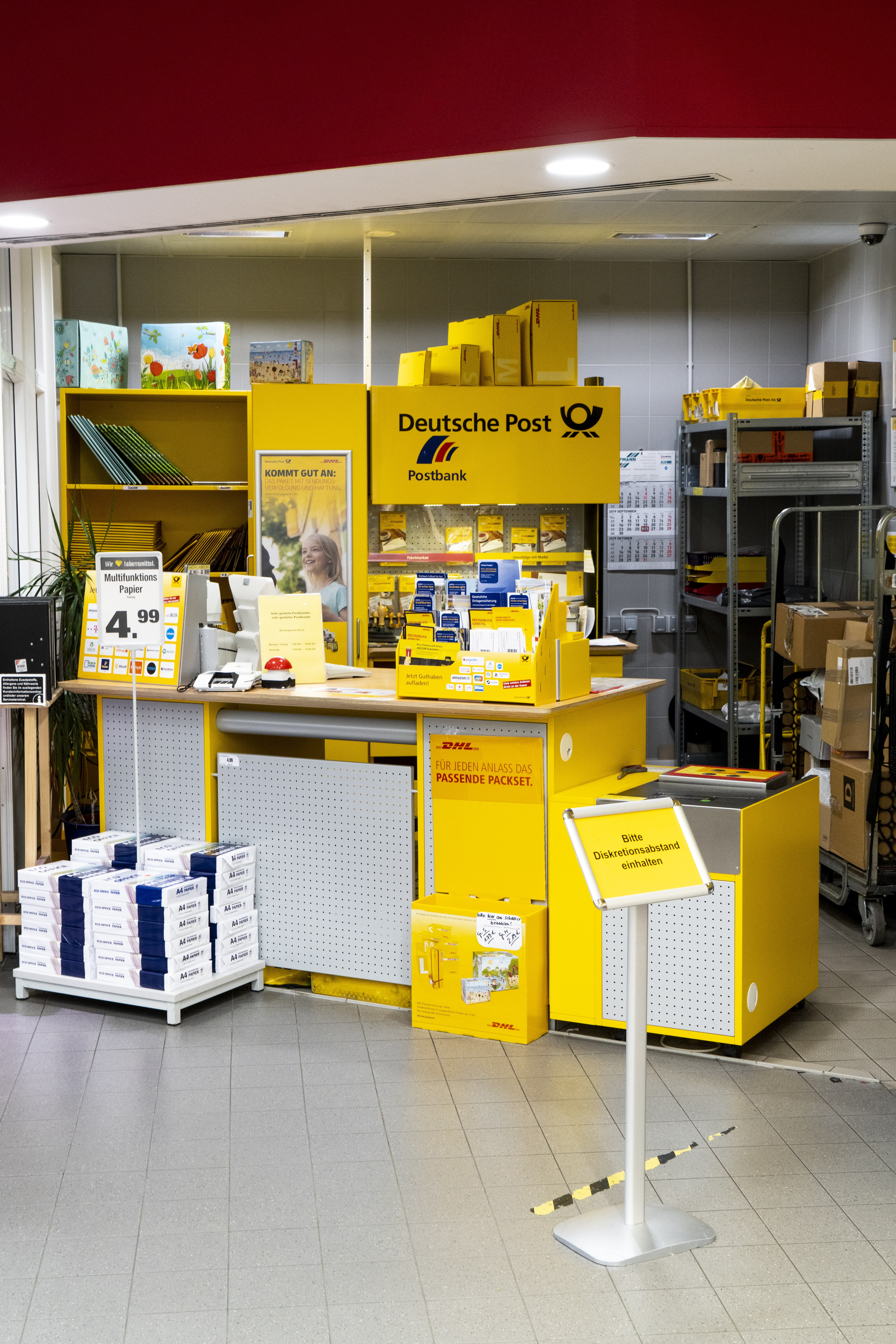 Eine Postfiliale der Deutschen Post in einem EDEKA-Markt.