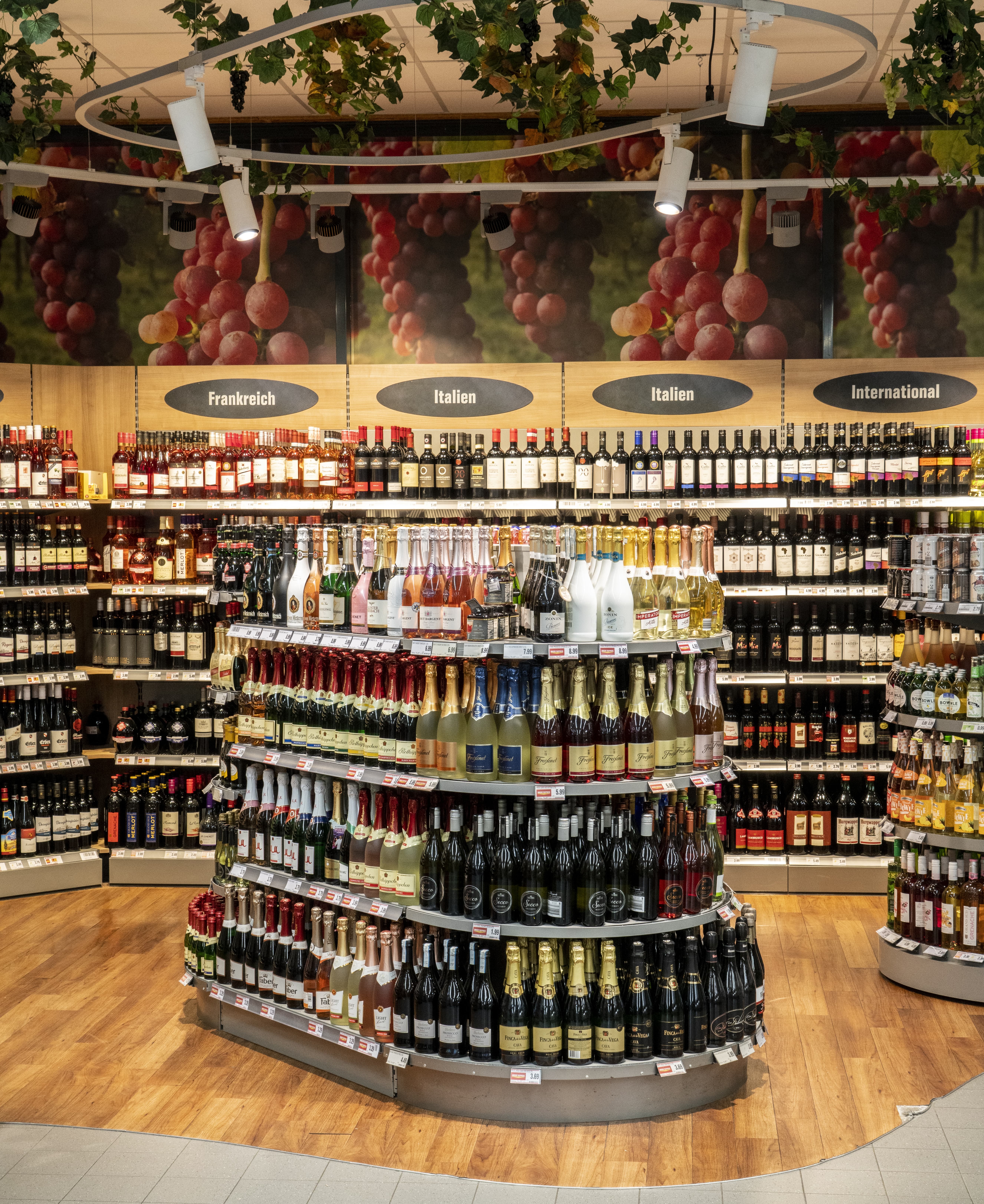 Die Weinabteilung eines EDEKA-Markts aus einer etwas anderen Perspektive.