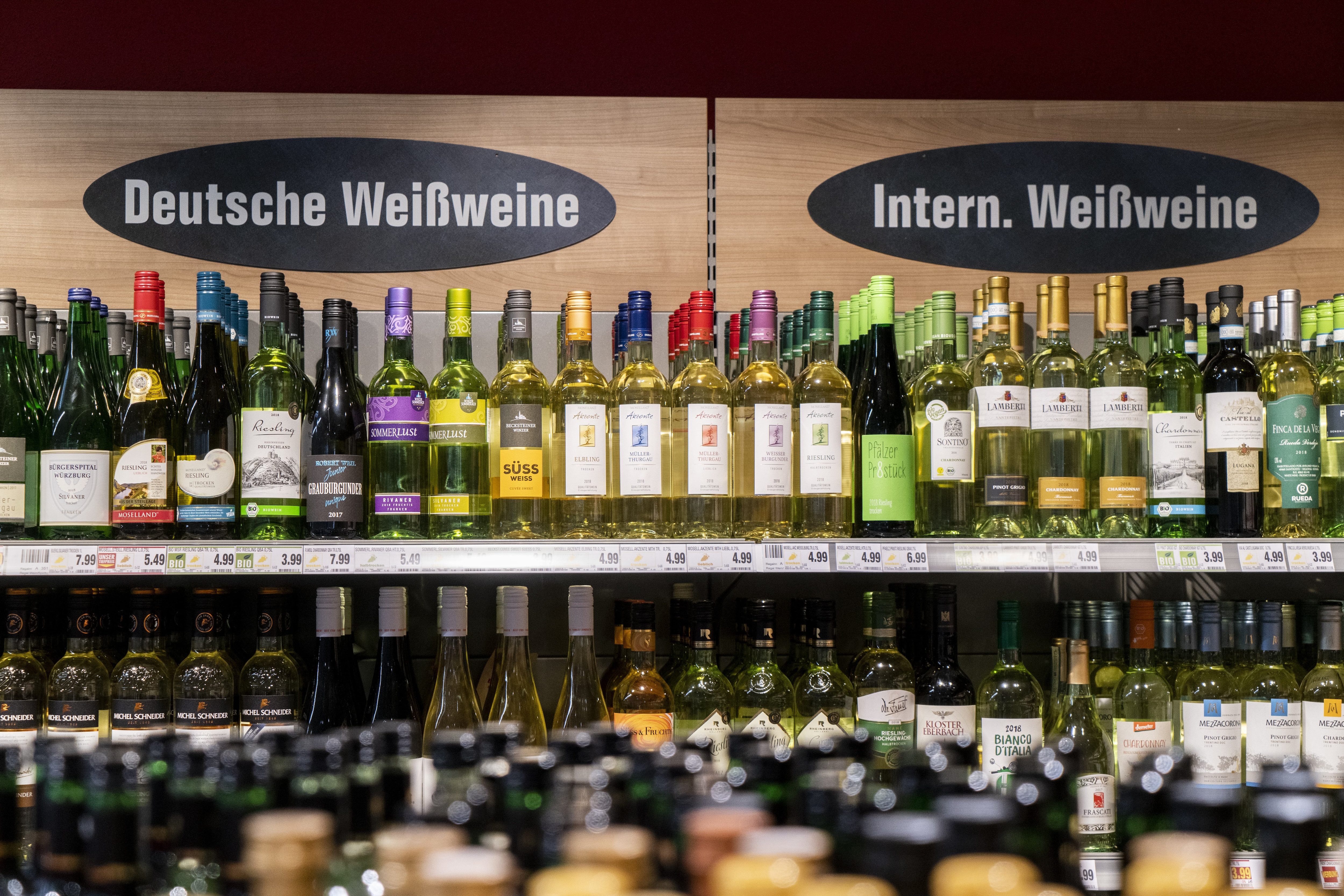 Regale voller Wein, betitelt mit „Deutsche Weine“ und „Internationale Weine“.