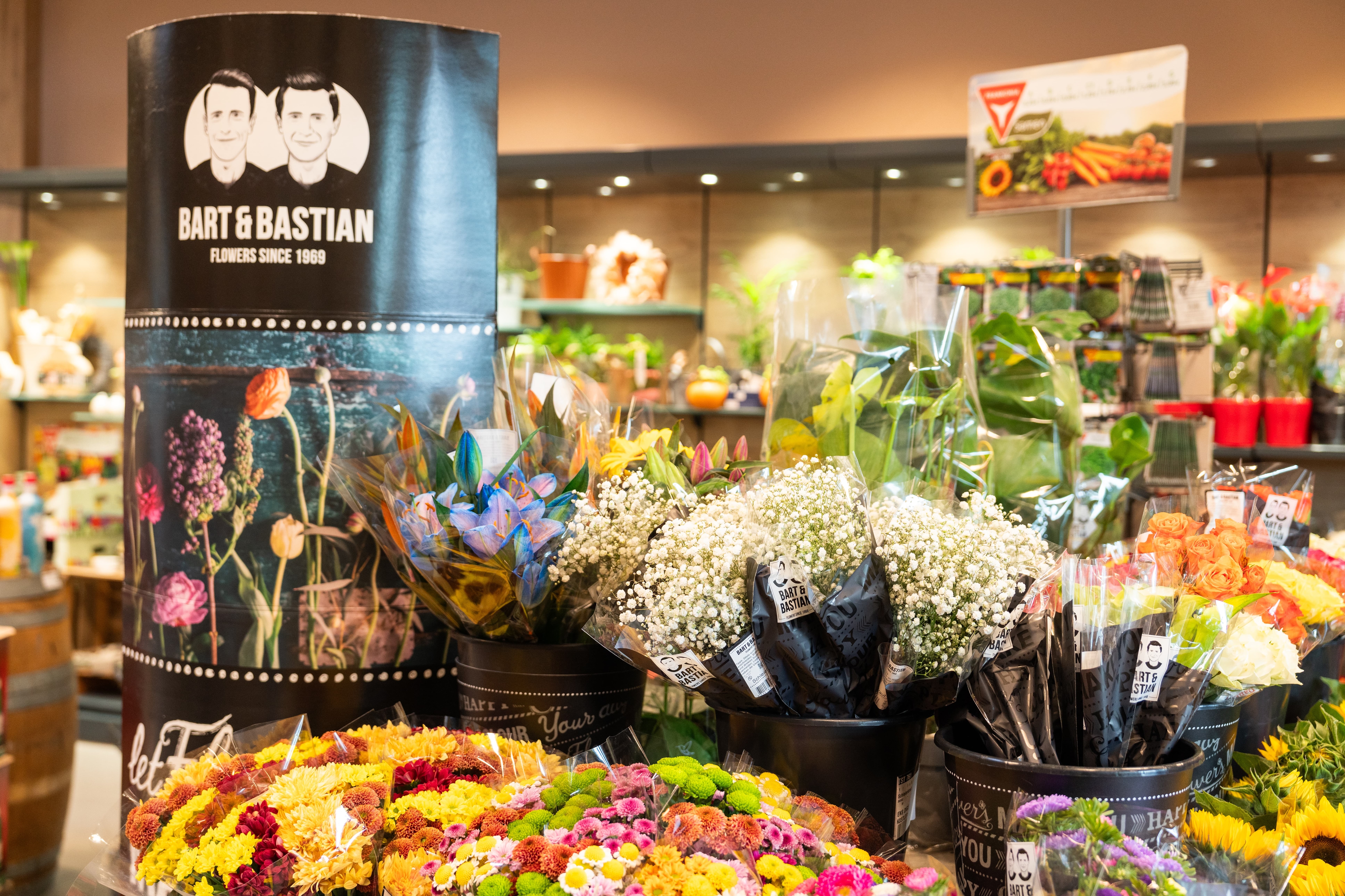 Nahaufnahme von unterschiedlichen Blumensträußen in einem Edeka-Markt.