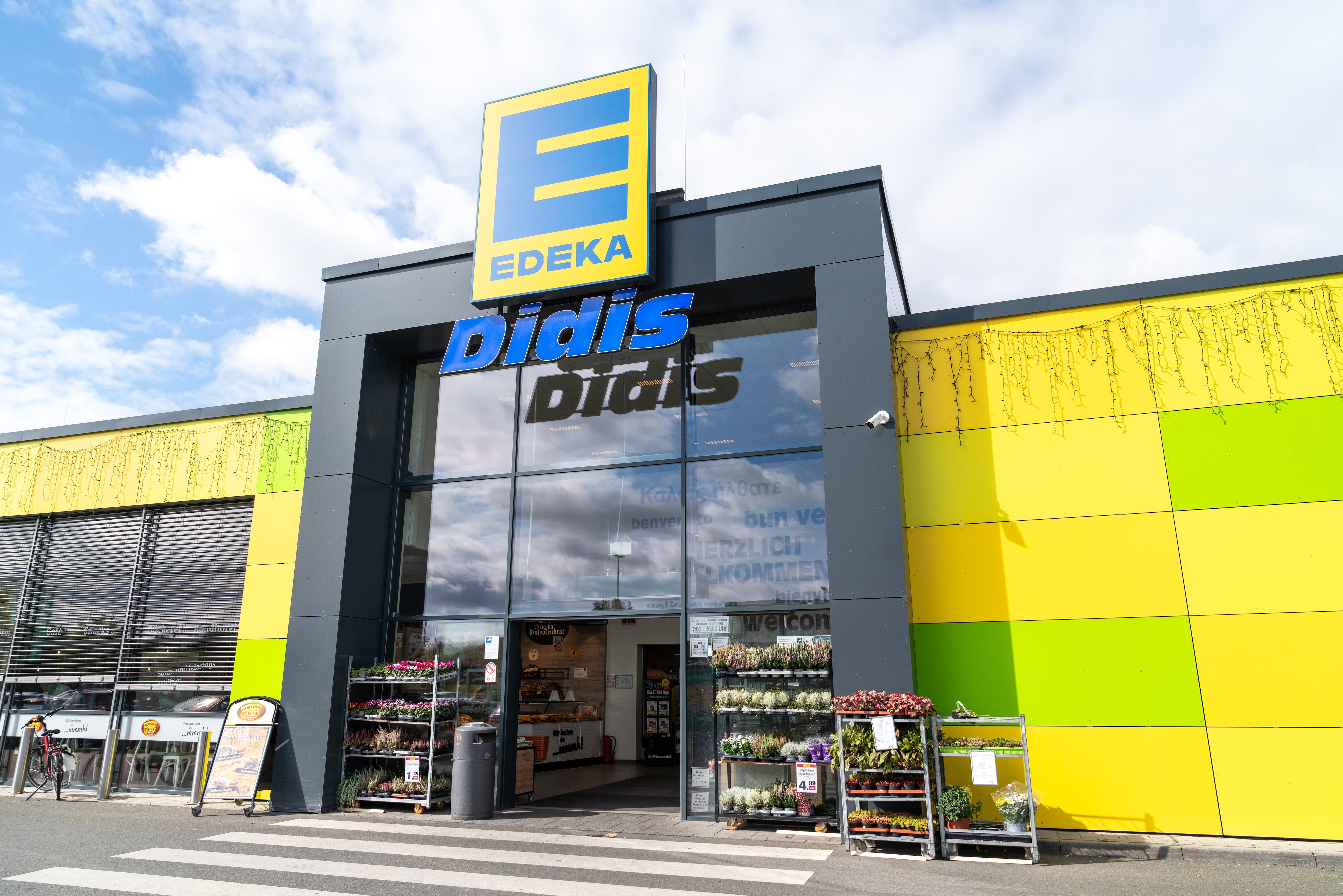 Außenansicht des Marktes Didis mit gelb grüner Fassade.
