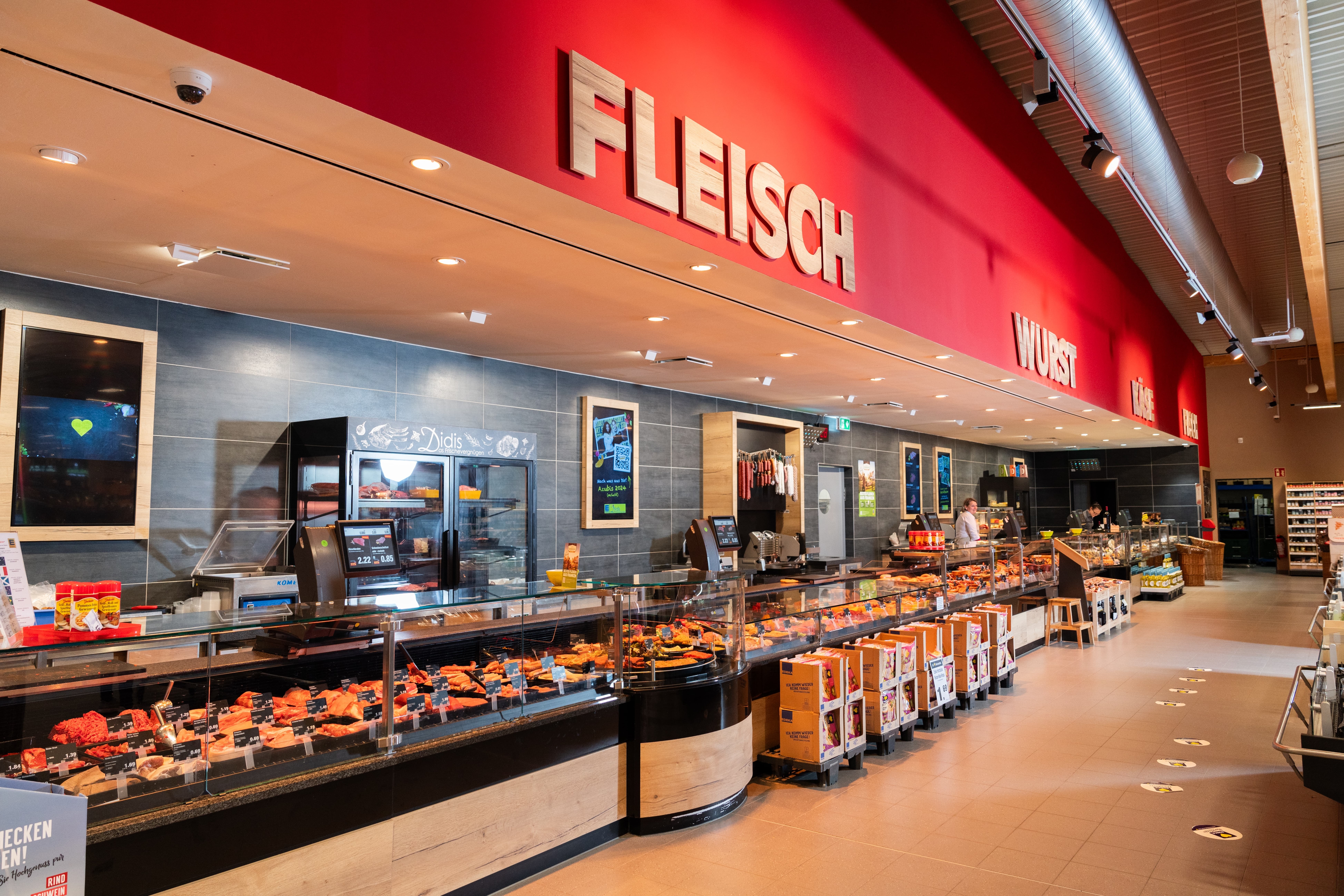 Weitwinkelaufnahme der Frischetheke in einem Edeka-Markt.