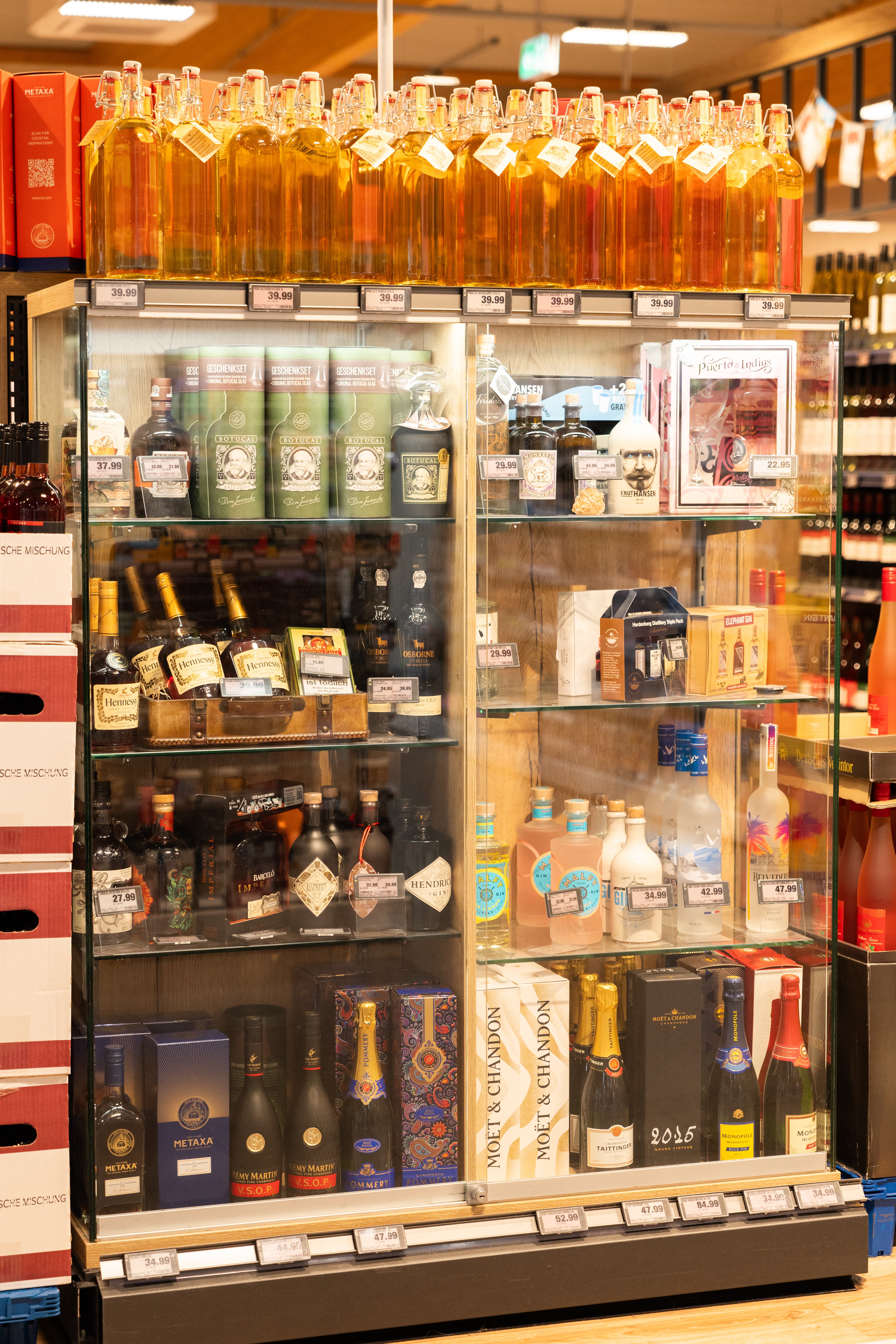 Verschieden hochwertige Spirituosen in einer Glasvitrine.