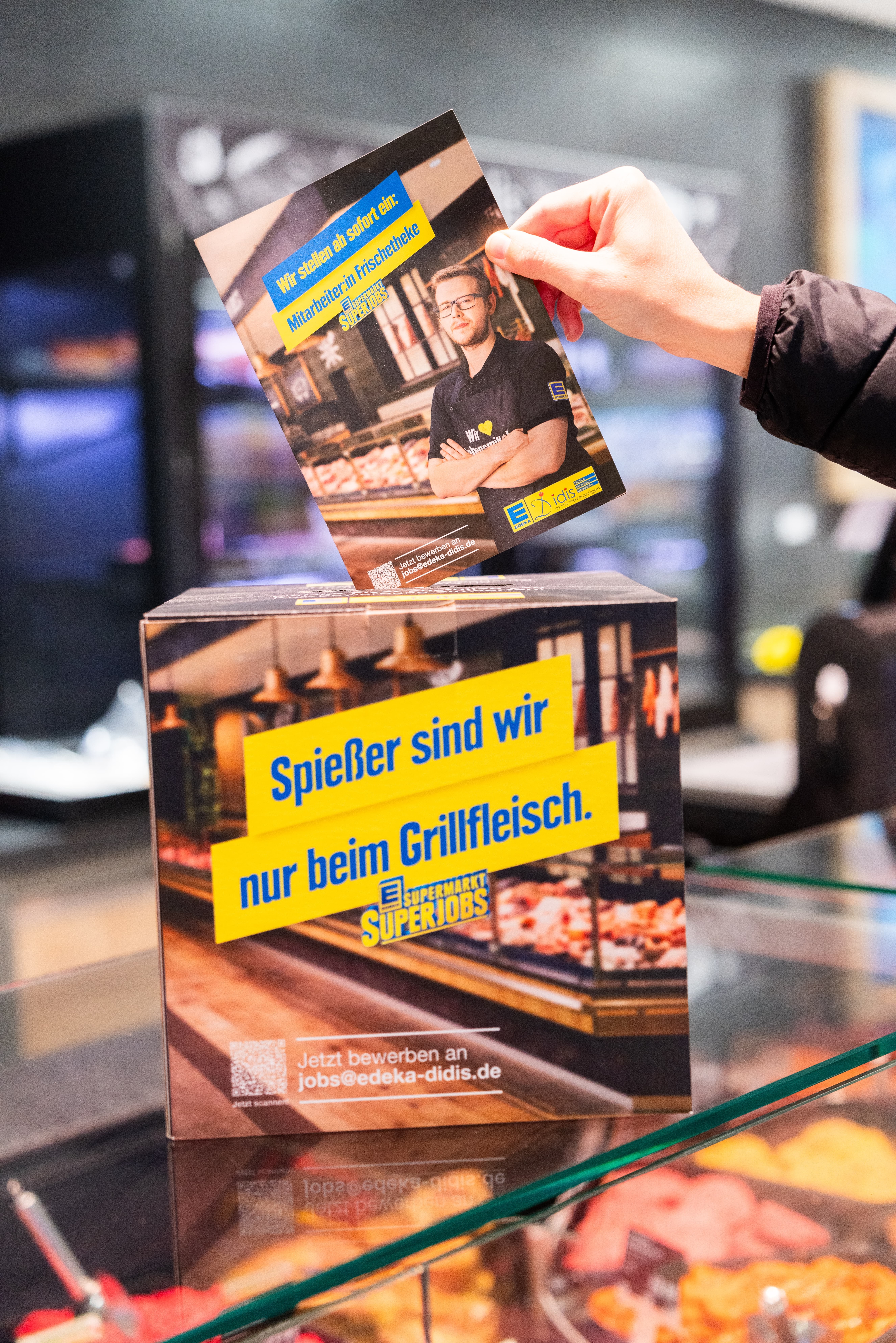 Eine Box auf einem einer Fleischtheke auf der steht: "Spießer sind wir nur beim Grillfleisch."
