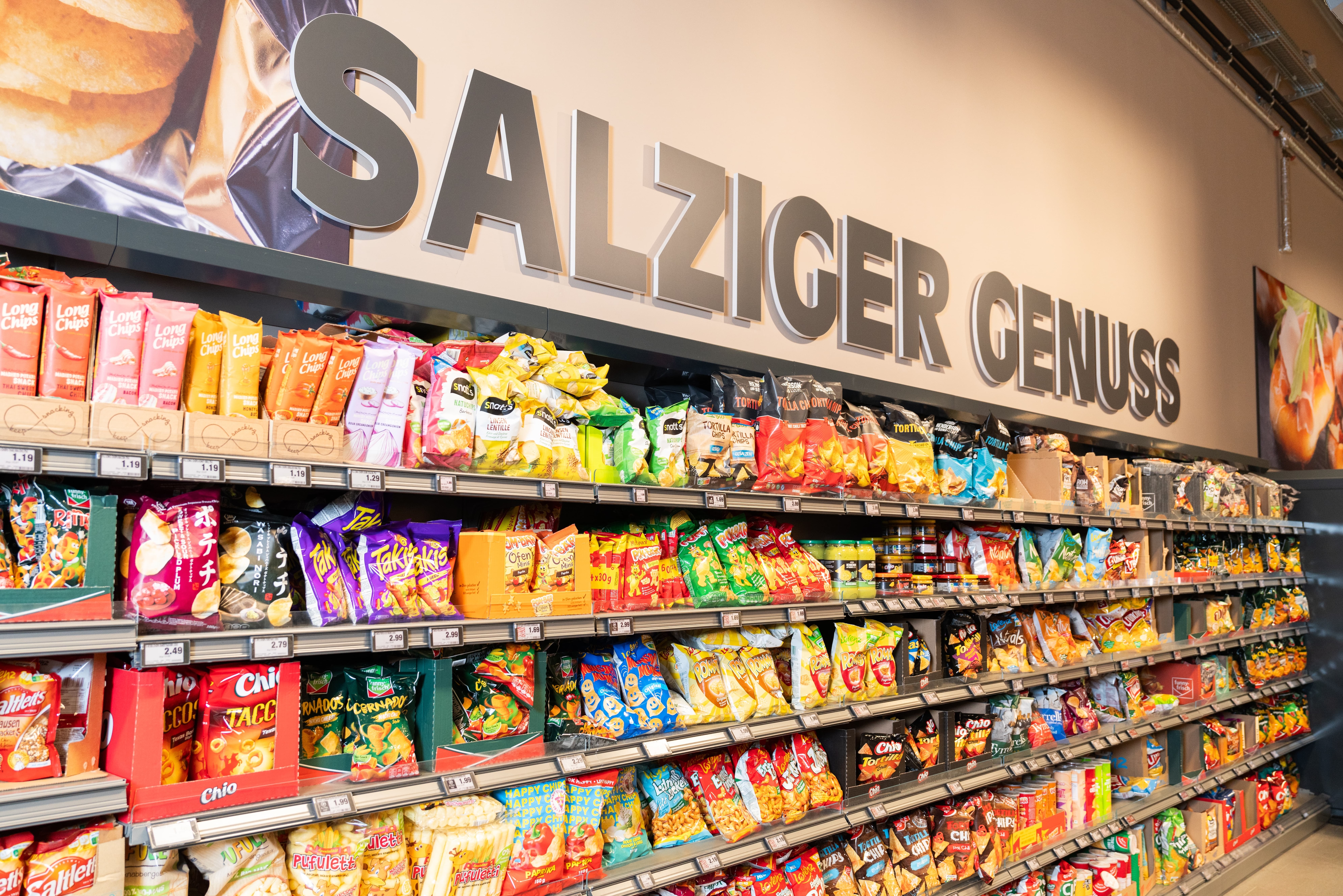 Ein Chips-Regal in einem EDEKA-Markt.