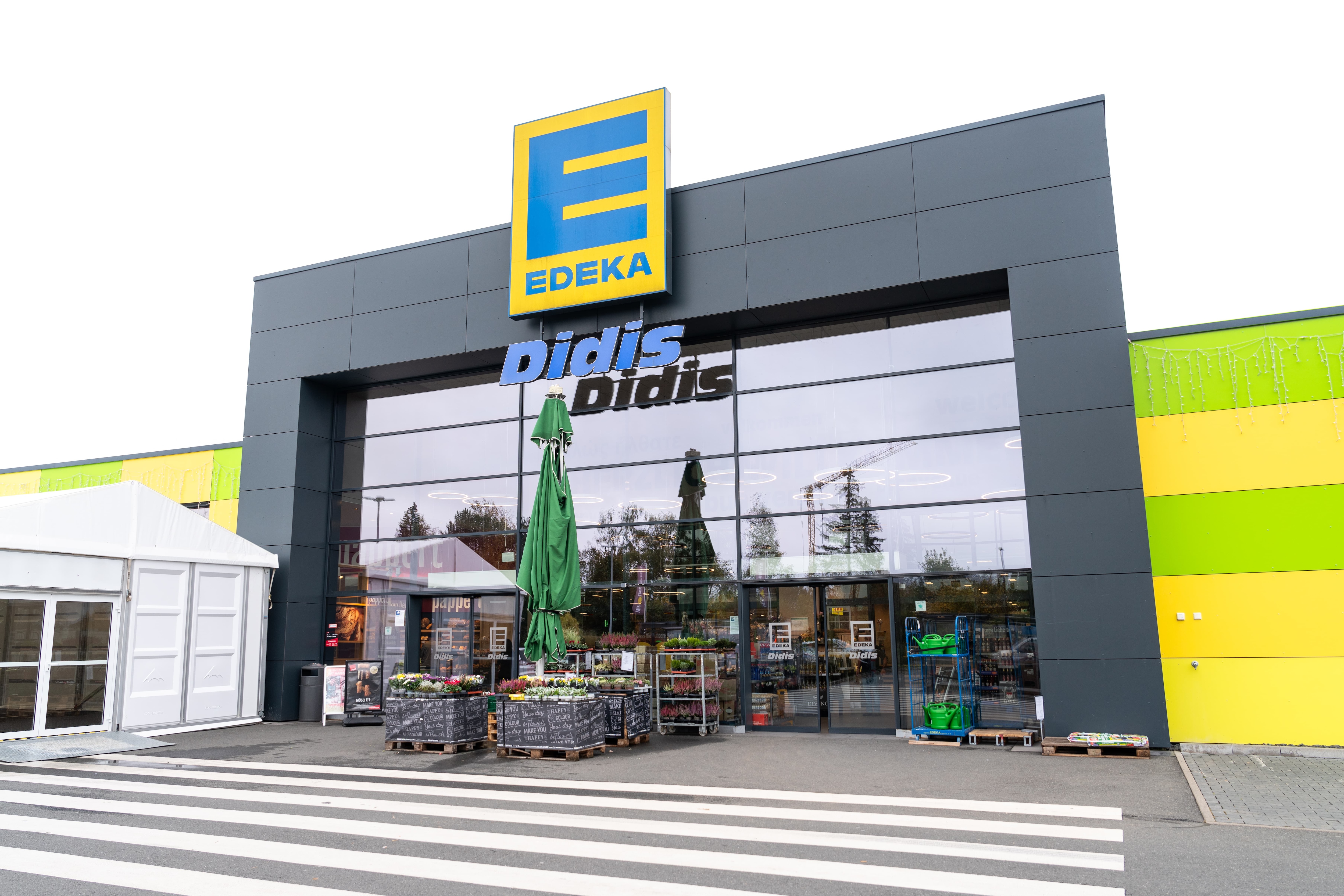 Der Eingangsbereich eines EDEKA-Marktes in der Außenansicht.