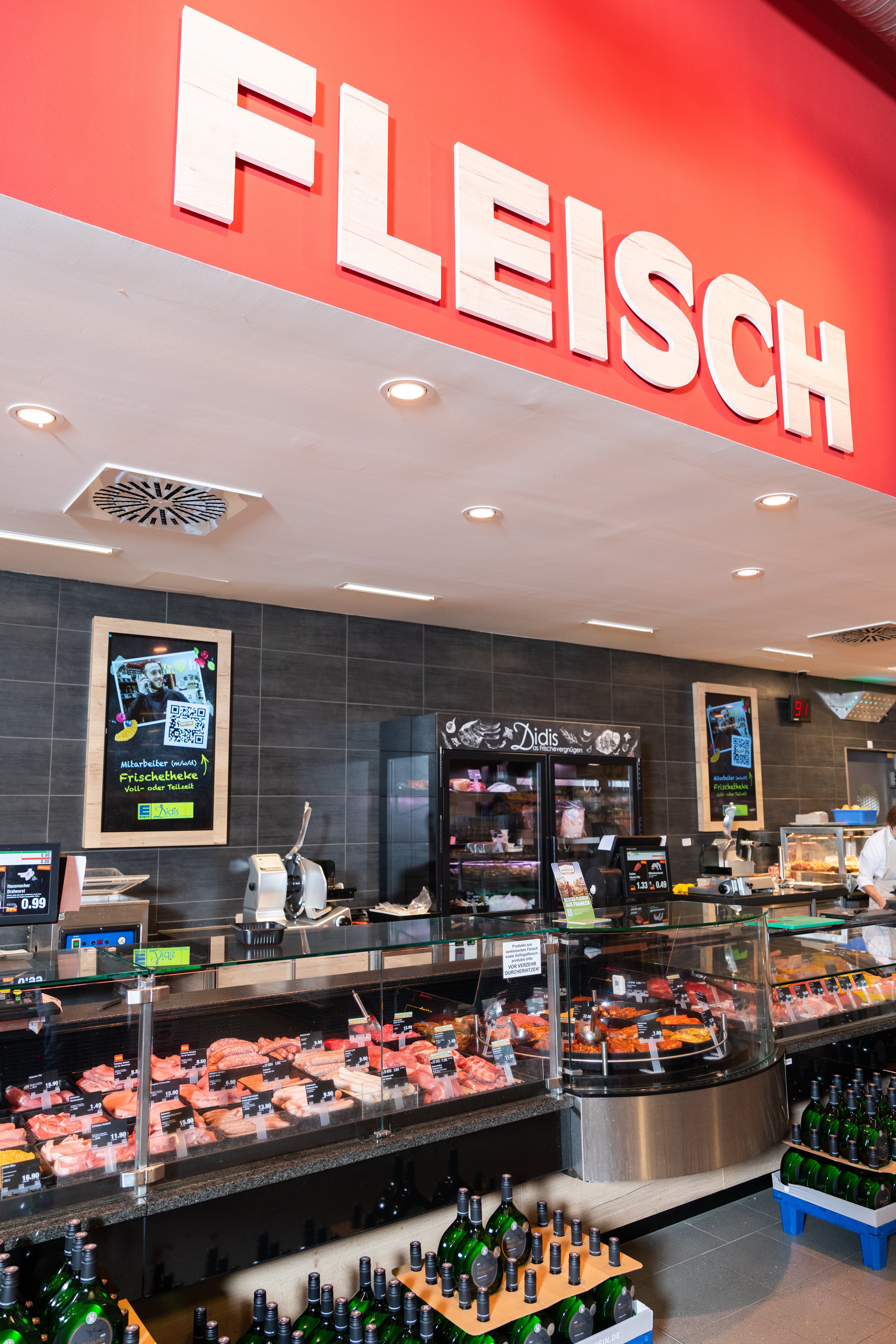Die Fleischtheke eines EDEKA-Marktes.