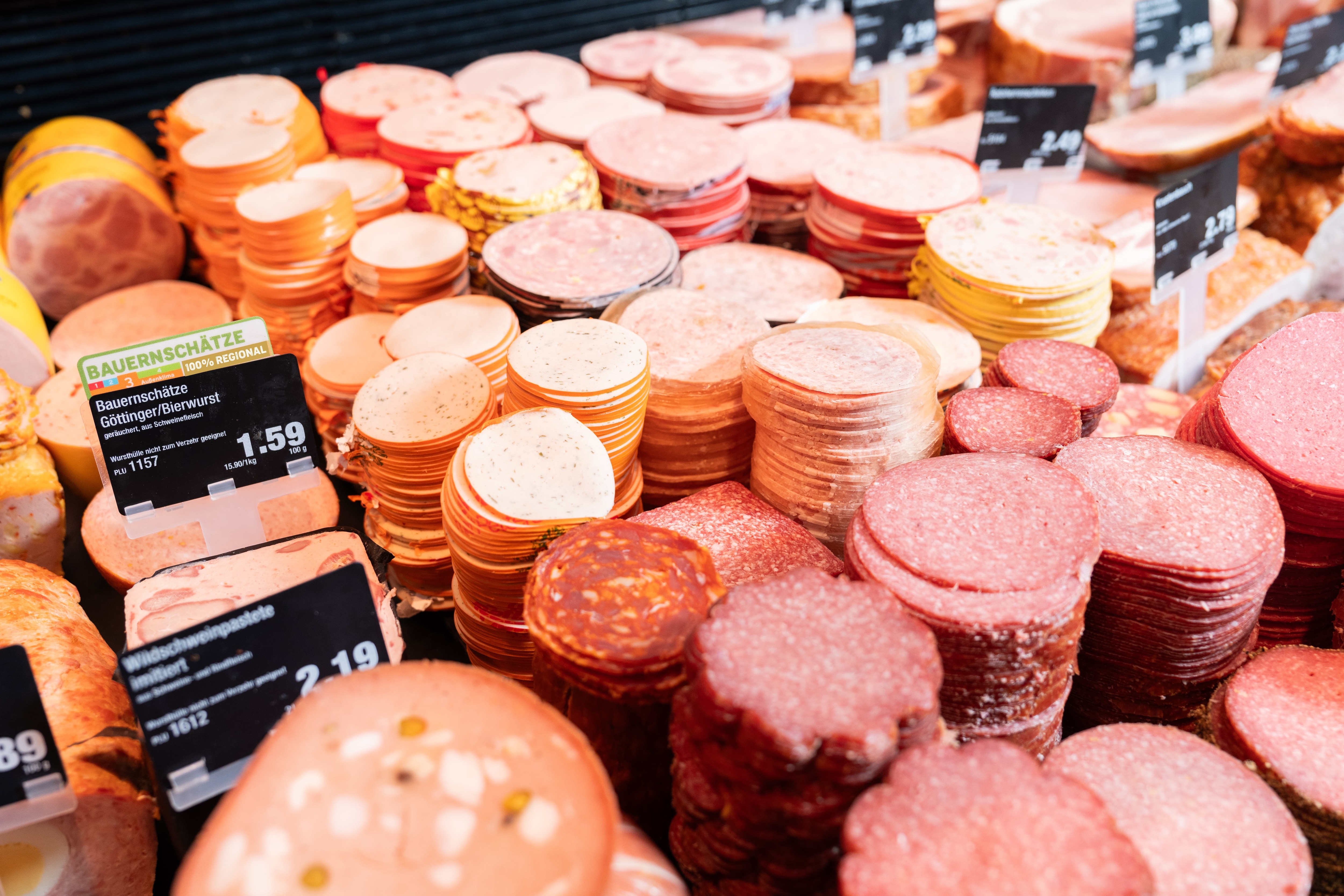 Die Auslage einer Wursttheke in der Nahaufnahme.