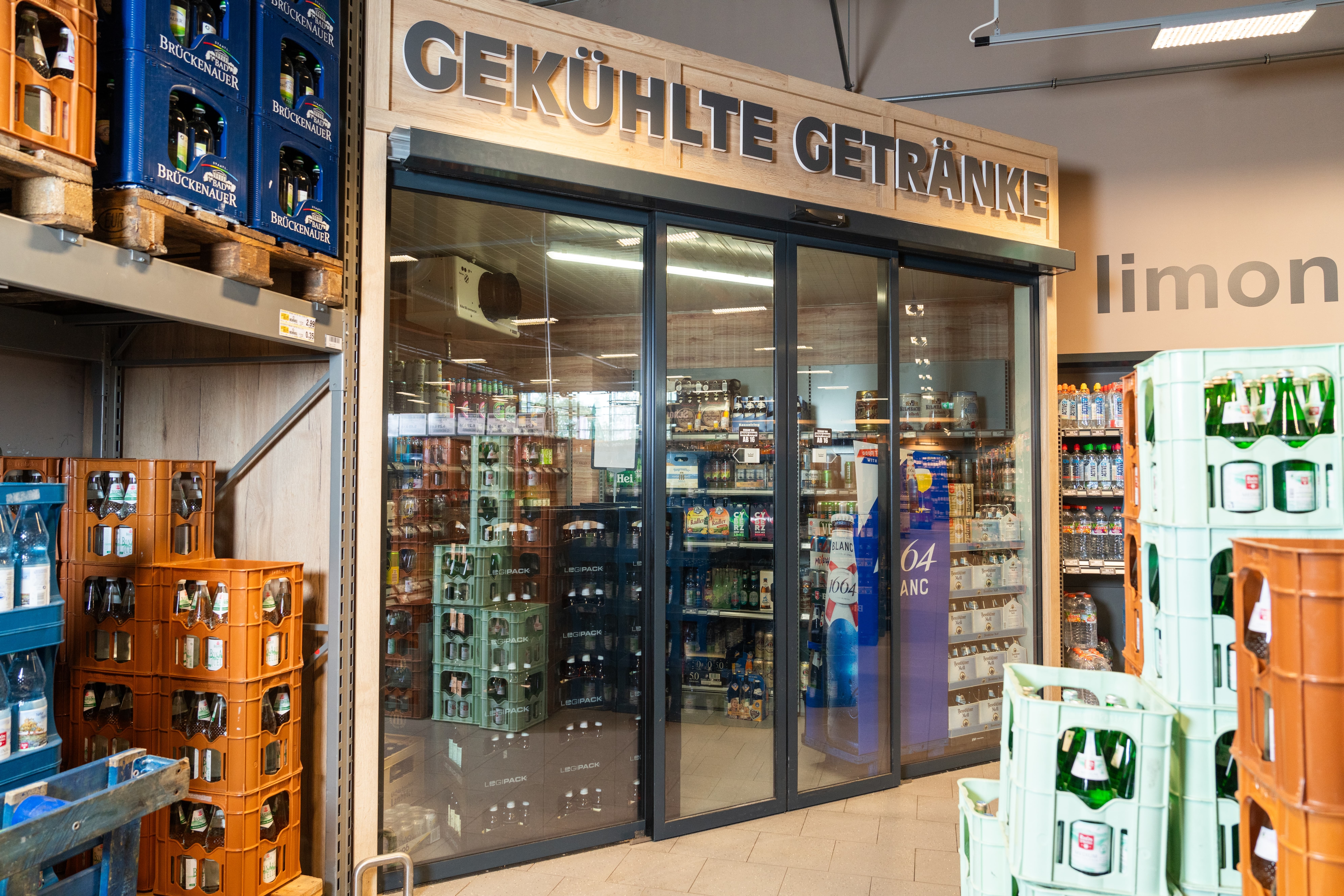 Eine Kühlabteilung mit Kisten voller Getränke.
