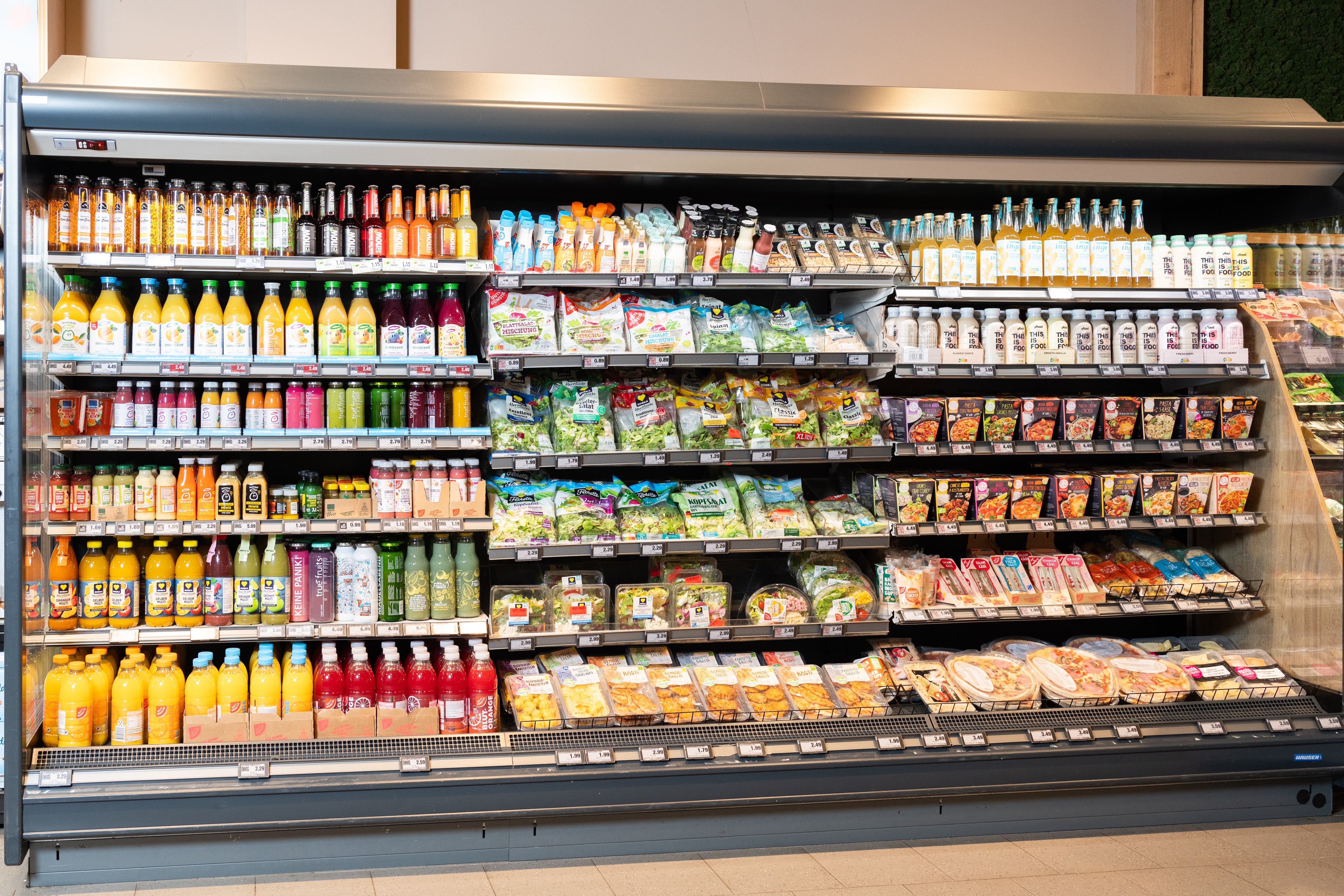 Ein Kühlregal mit Convenience-Produkten.