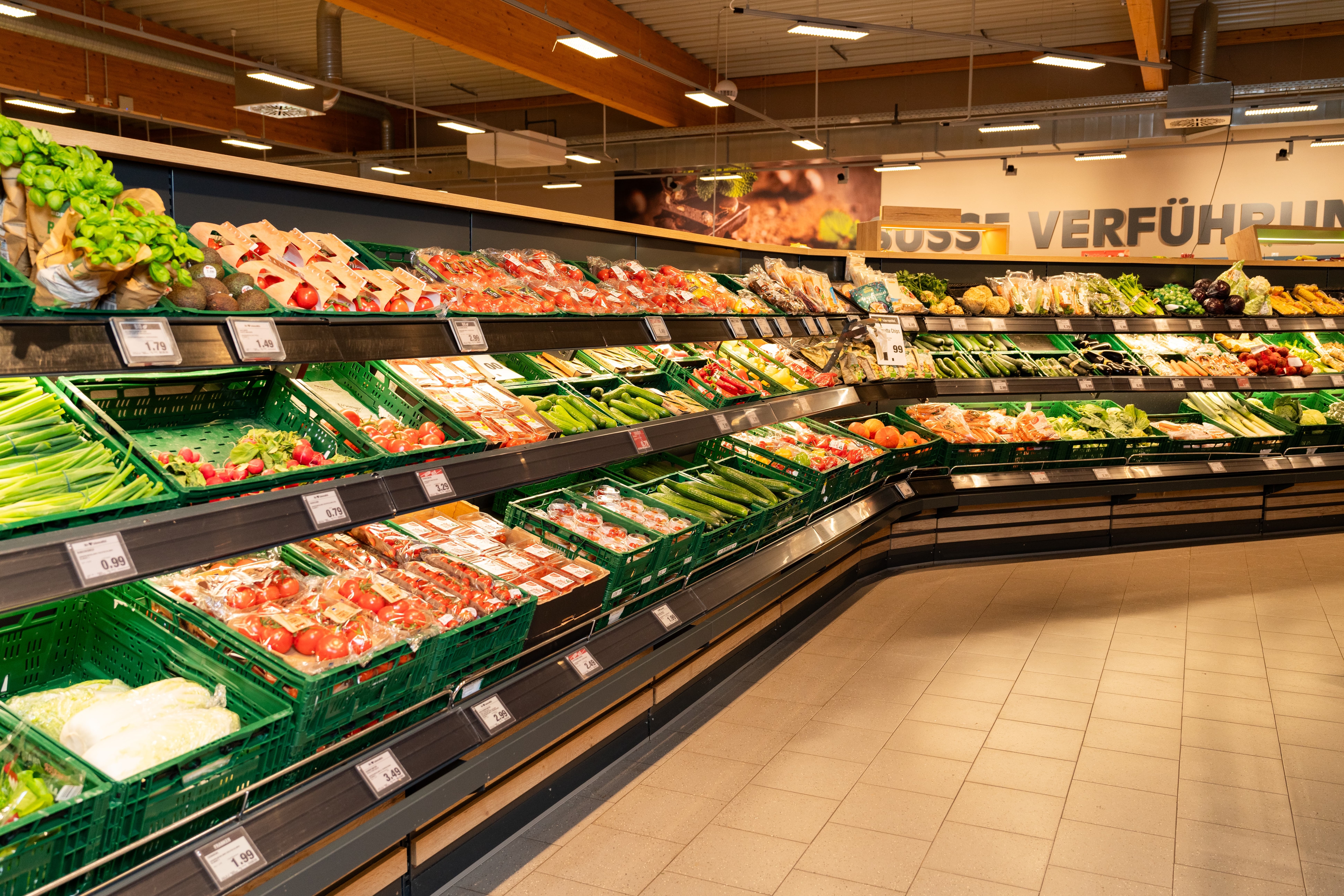 Die Gemüseabteilung eines EDEKA-Marktes.