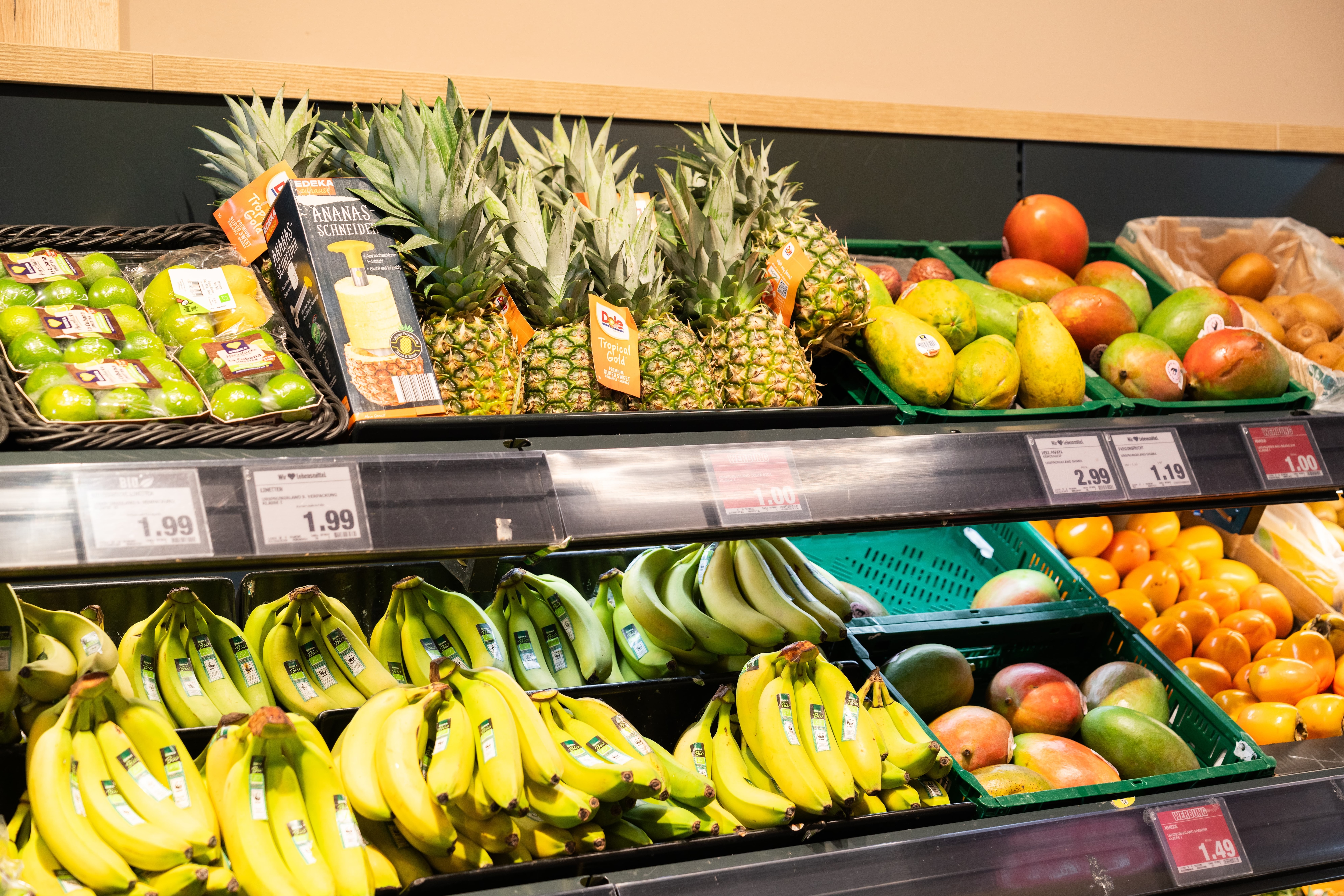 Ein Regal mit Körben voller unterschiedlicher Obstsorten.