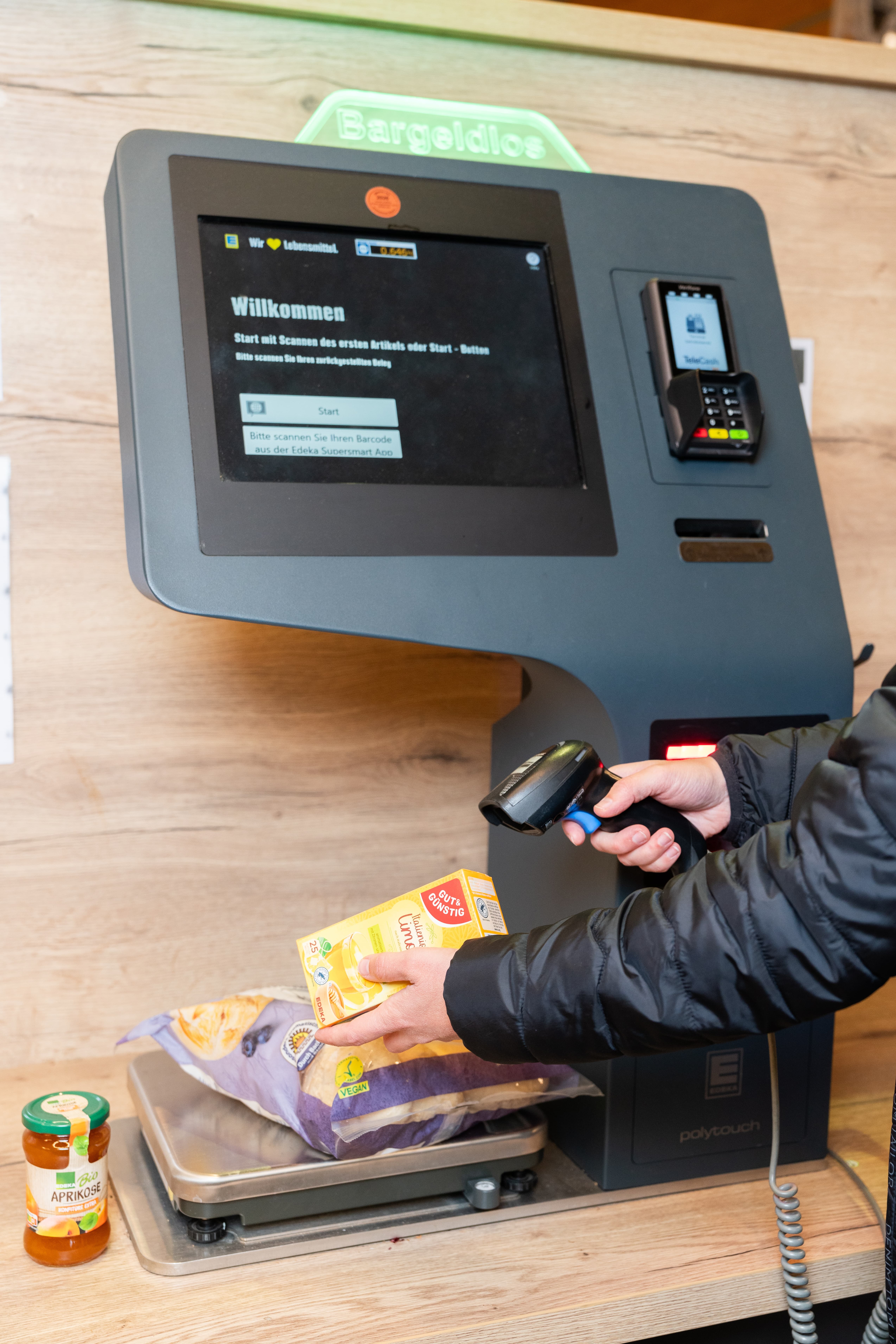 Die Selbstbedienungskasse in einem EDEKA-Markt.