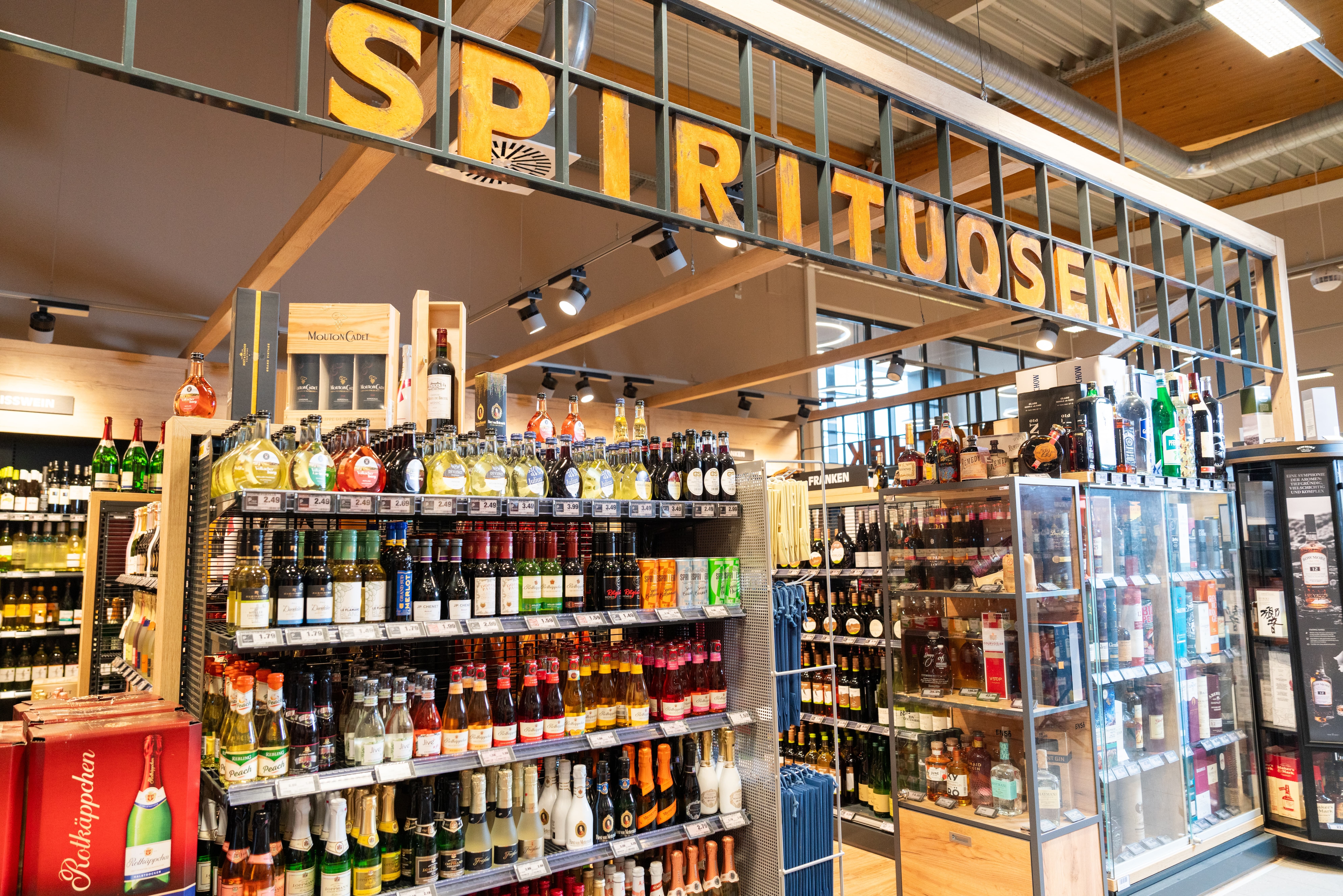 Die Spirituosenabteilung in einem EDEKA-Markt.