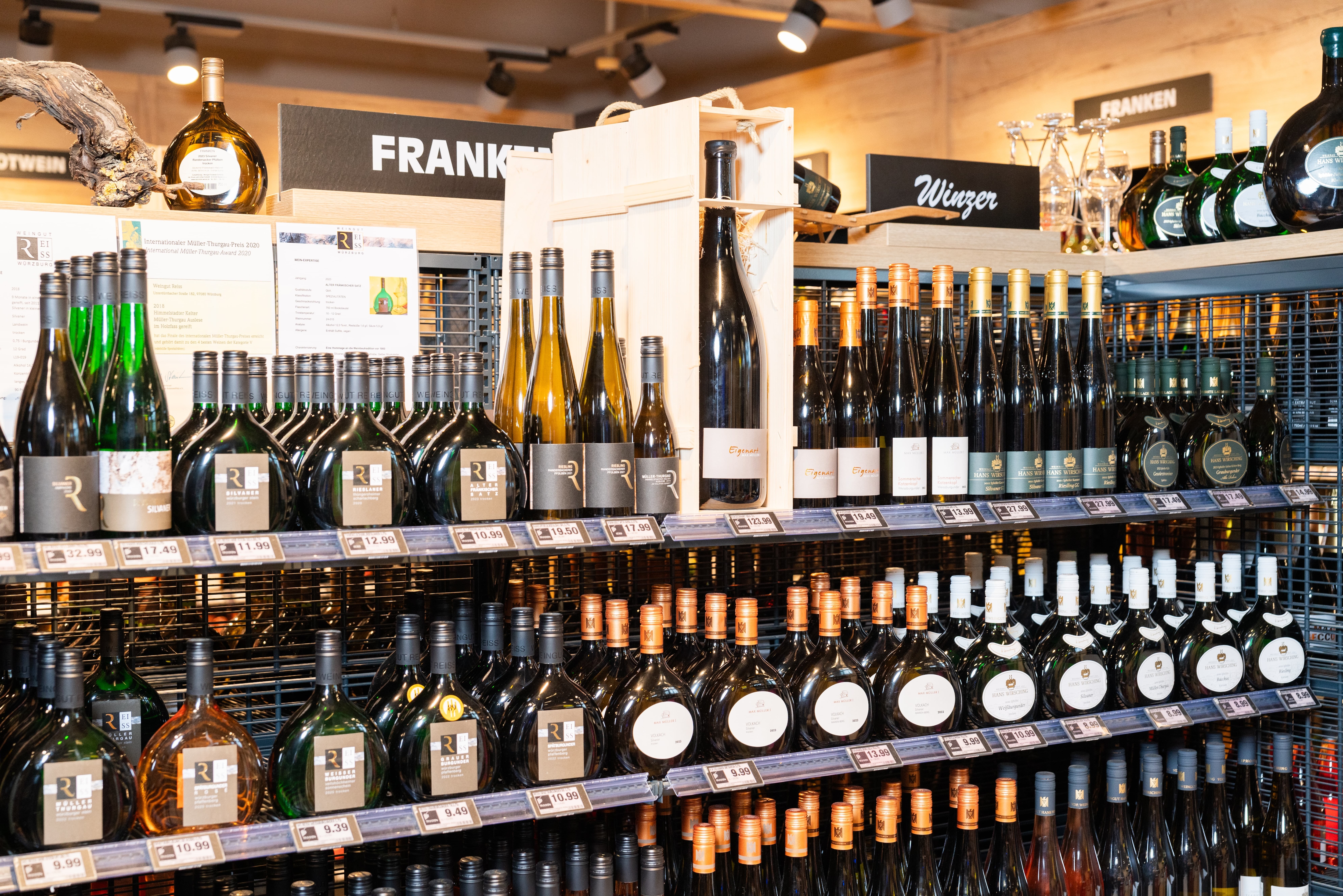 Ein Weinregal in einem EDEKA-Markt.
