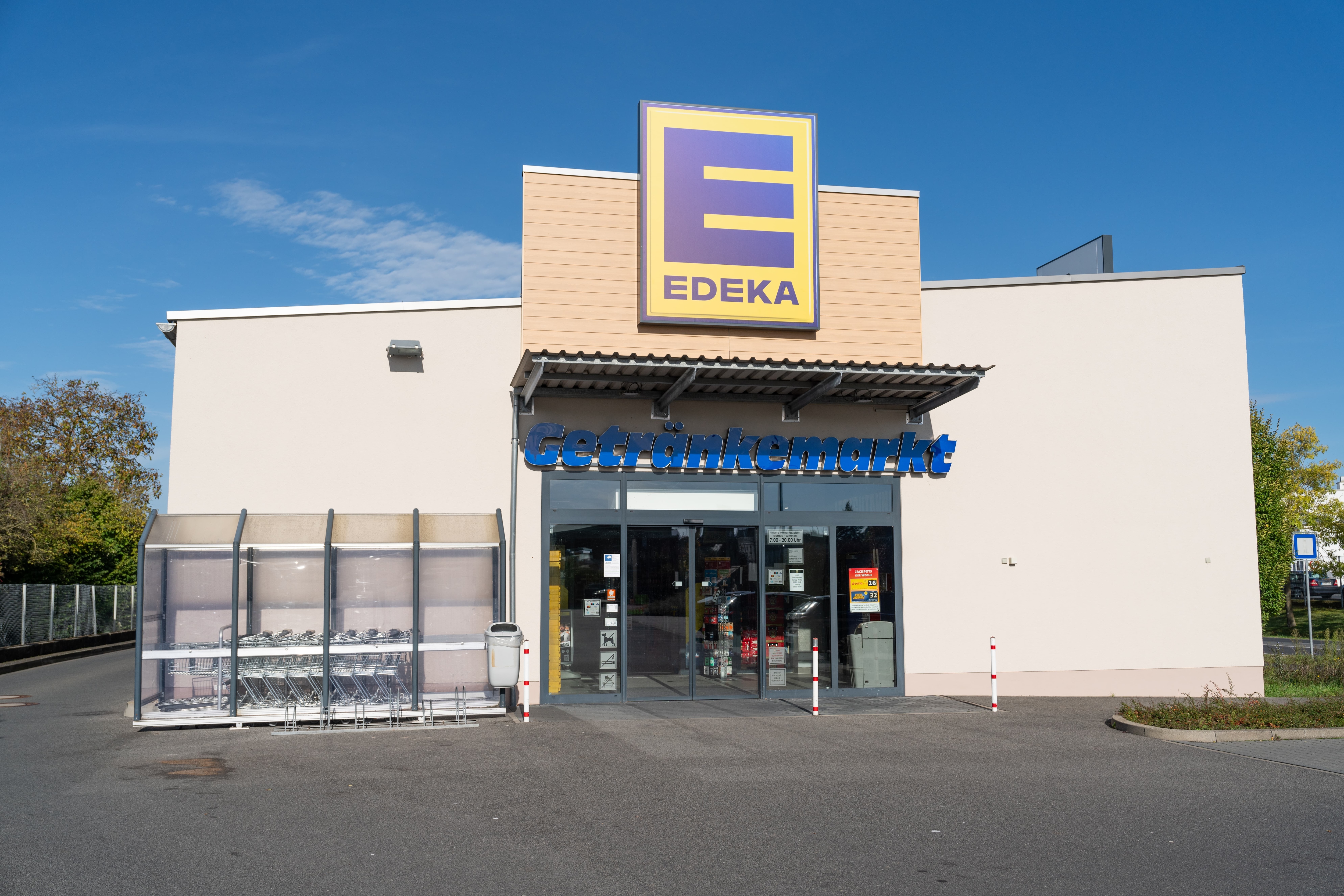 Die Außenansicht eines EDEKA-Getränkemarkts.