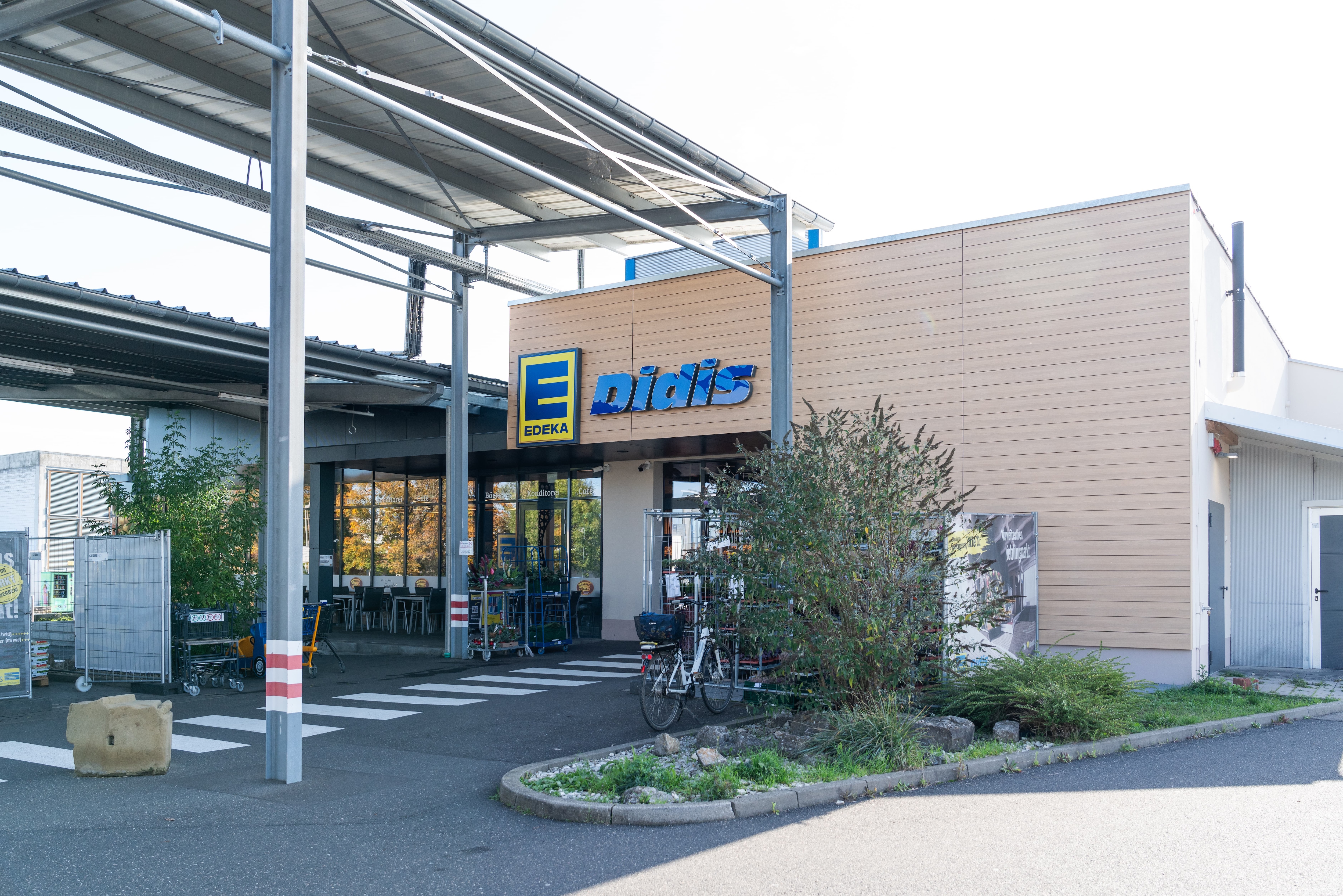 Die Außenansicht eines EDEKA-Marktes.