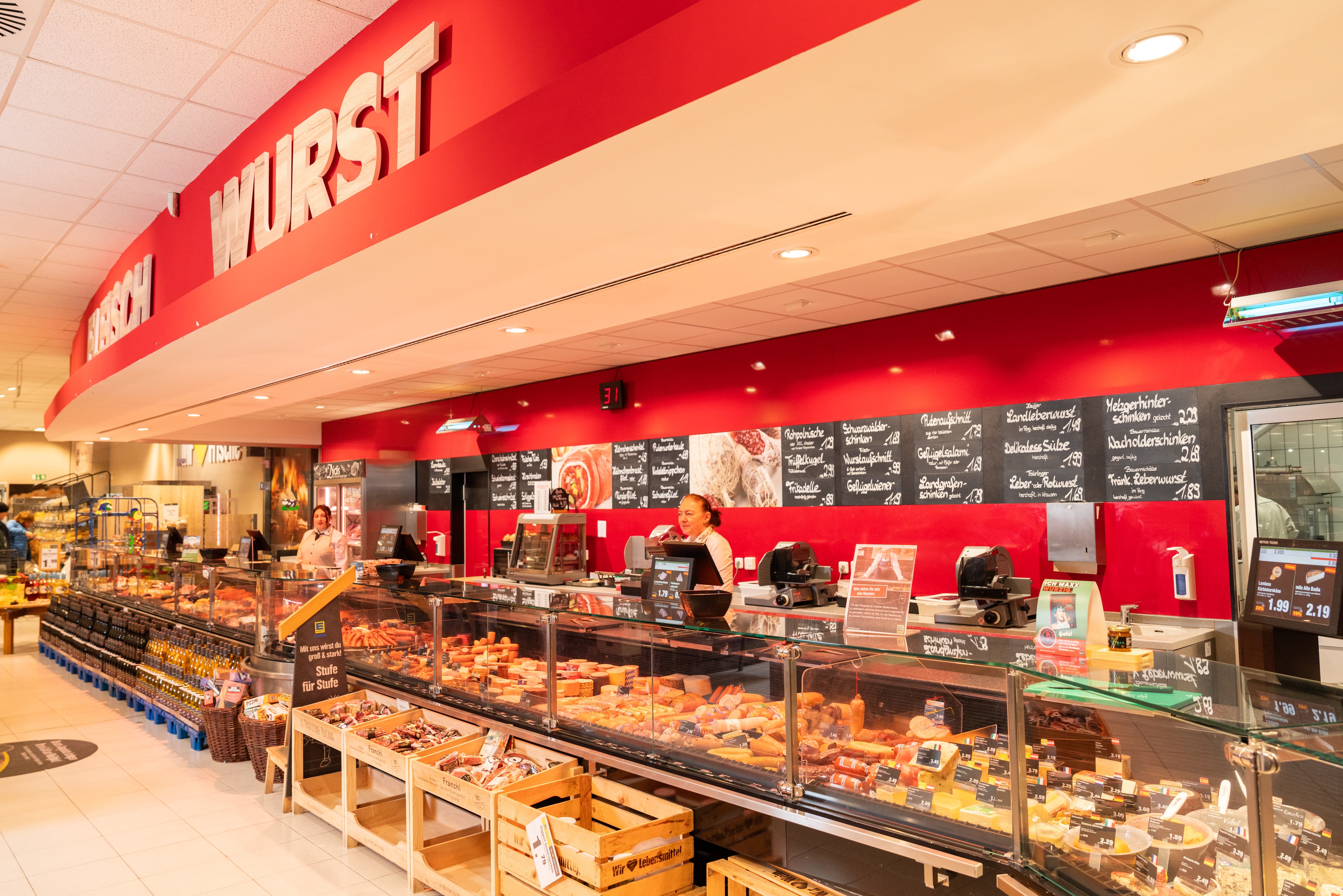 Ein Überblick der Bedientheke eines EDEKA-Marktes.